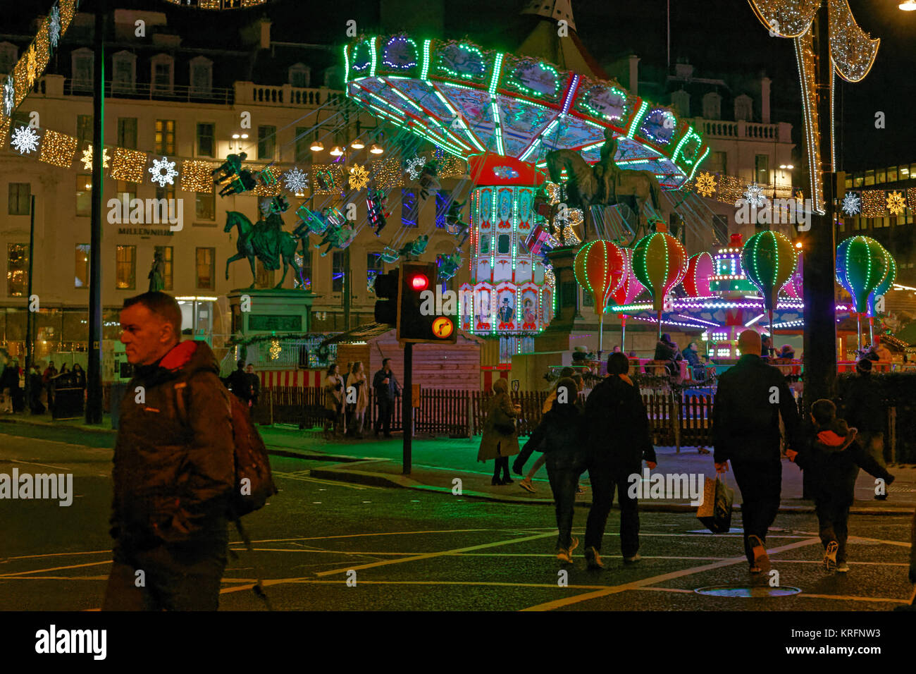 Glasgow, Scotland, Regno Unito 20 dicembre. Glasgow ama il Natale Buchanan Street e George Square "Glasgow stile del miglio" si illumina per il Natale. Credito: gerard ferry/Alamy Live News Foto Stock