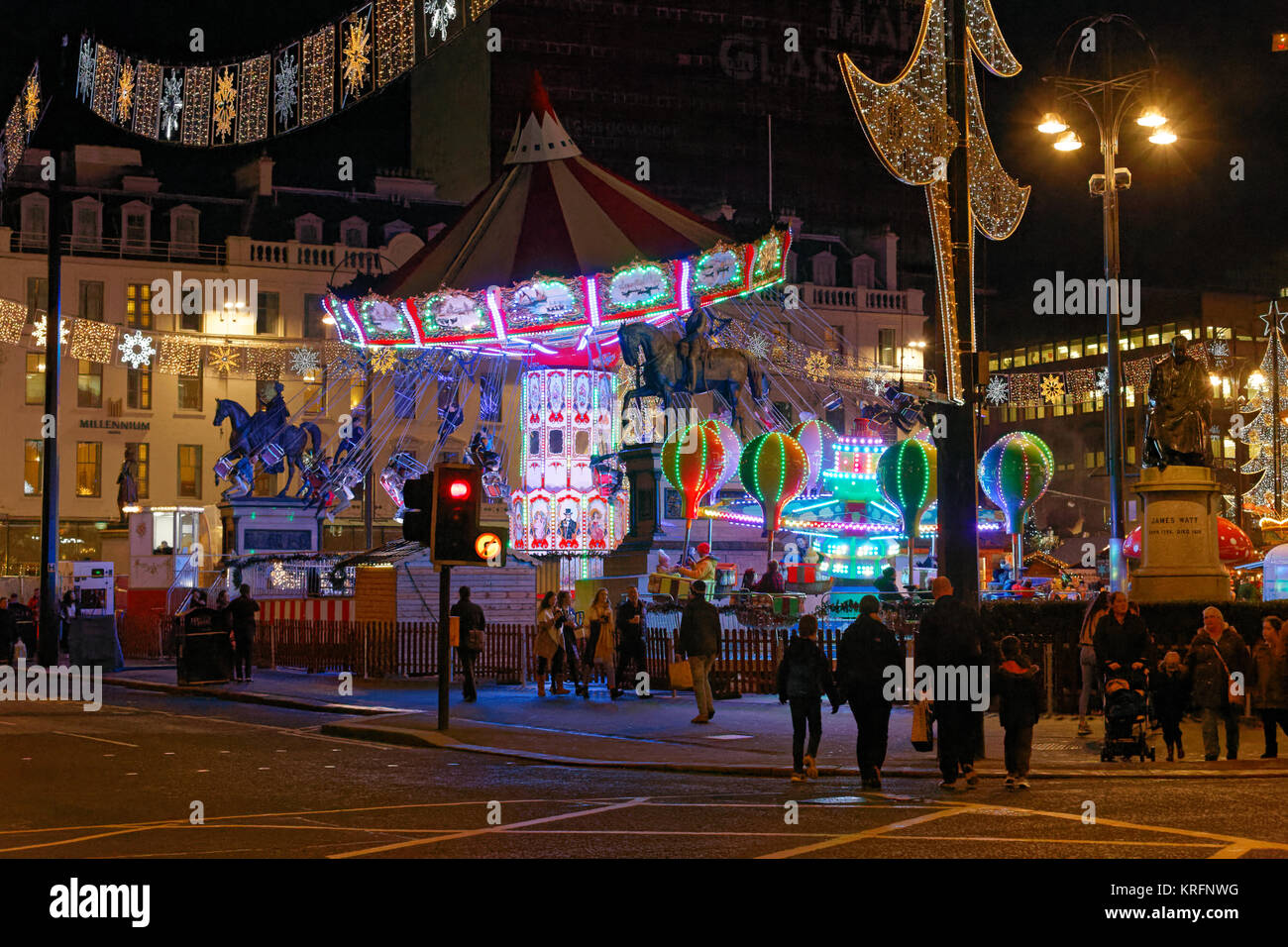Glasgow, Scotland, Regno Unito 20 dicembre. Glasgow ama il Natale Buchanan Street e George Square "Glasgow stile del miglio" si illumina per il Natale. Credito: gerard ferry/Alamy Live News Foto Stock