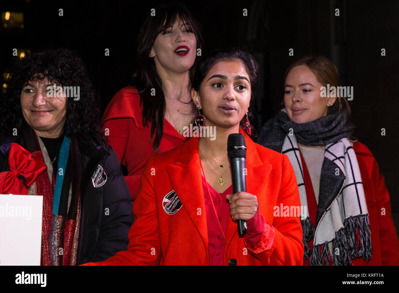 Londra, Regno Unito. Xx Dec, 2017. Amika George, fondatore della campagna contro la povertà periodo, indirizzi di una protesta organizzata dal suo esterno di Downing Street. Credito: Mark Kerrison/Alamy Live News Foto Stock