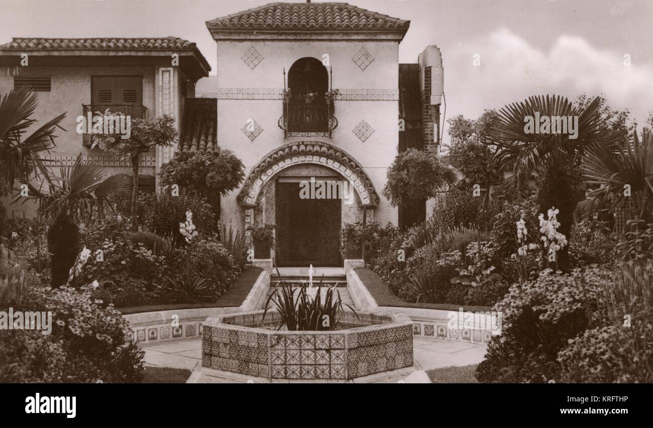 Un angolo dei giardini spagnoli a Derry e Toms, circa 1940s Foto Stock
