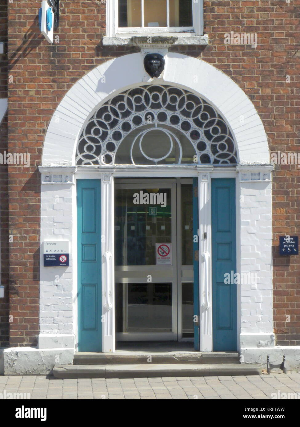 Porta d'ingresso a un edificio pubblico in High Street, Pershore, Worcestershire Foto Stock