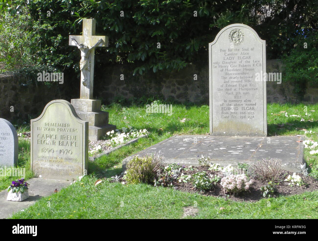 Le tombe della famiglia Elgar nel cimitero della chiesa di St Wulstan, Little Malvern, Worcestershire. Sulla destra c'è la lapide di Sir Edward Elgar, compositore inglese, e di sua moglie Alice. A sinistra c'è la lapide della loro figlia Carice. Foto Stock