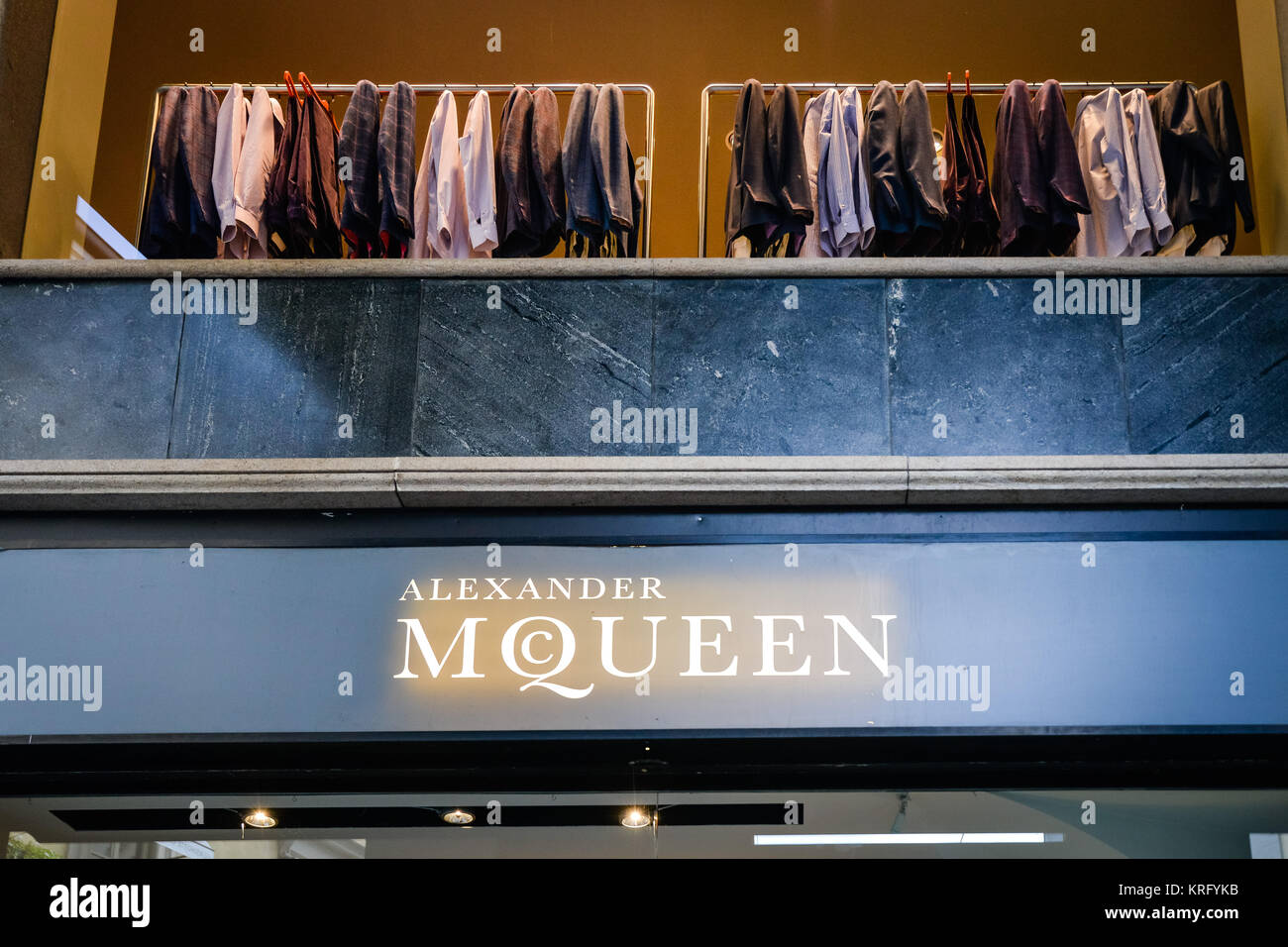 Milano, Italia - 24 Settembre 2017: Alexander McQueen store a Milano. La settimana della moda di Alexander McQueen shopping Foto Stock