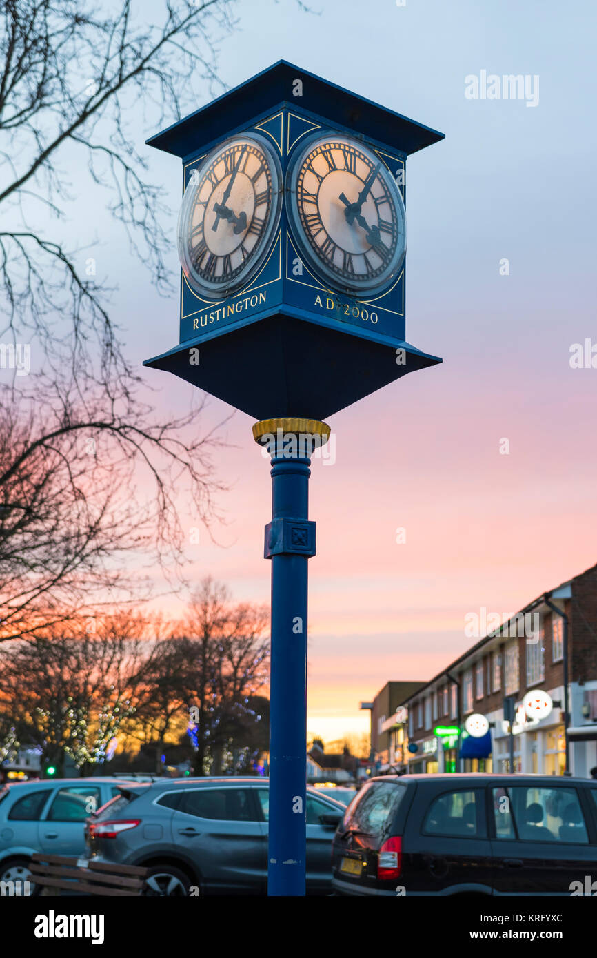 Millennium Clock in corrispondenza della strada principale dello shopping nel centro di Rustington, West Sussex, in Inghilterra, Regno Unito. Foto Stock