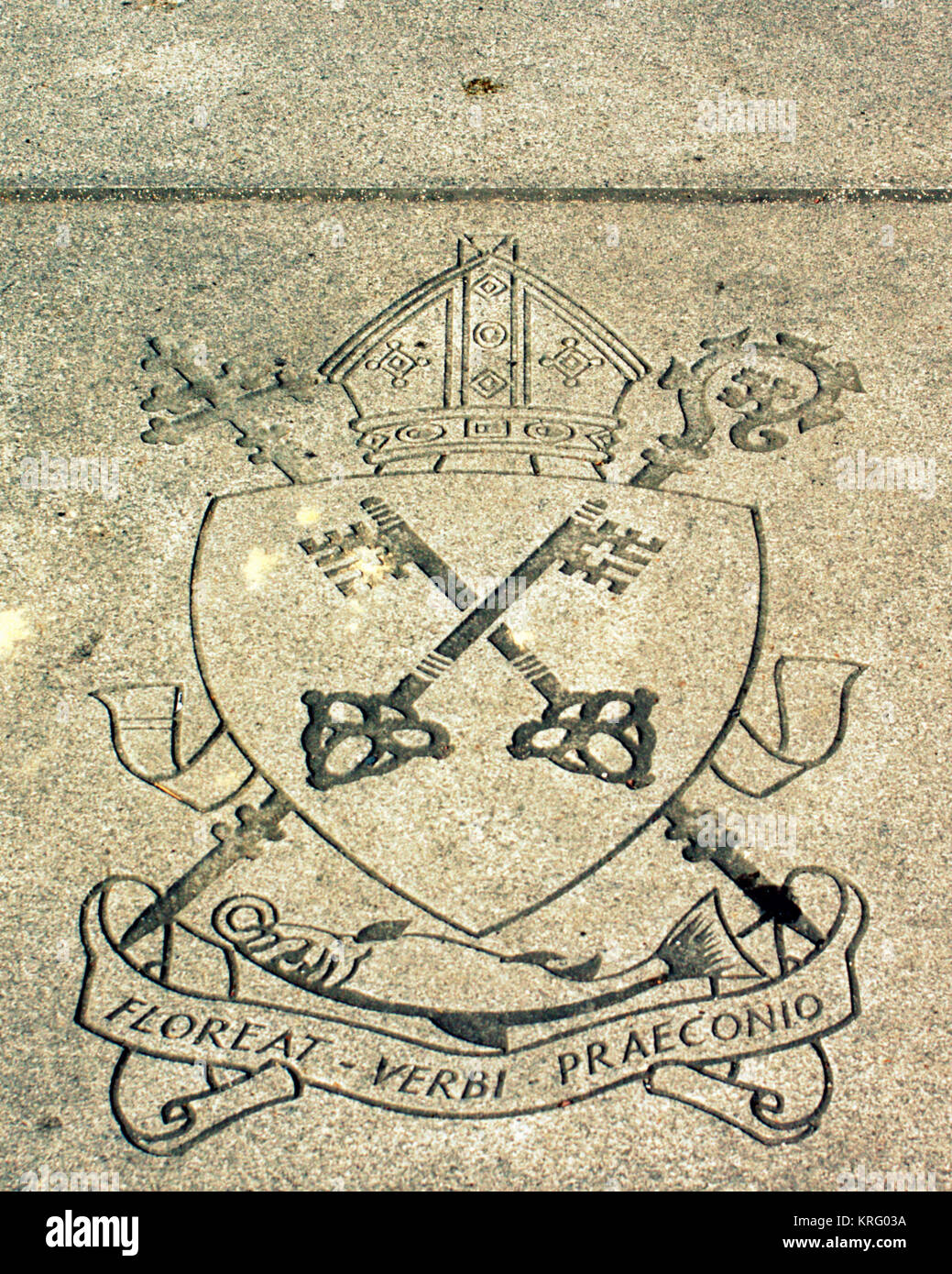 Cattolica romana stemma dell Arcidiocesi di Glasgow la cattedrale di Sant'Andrea, Dunlop Street, Glasgow, Regno Unito incisi nella pietra della pavimentazione Foto Stock