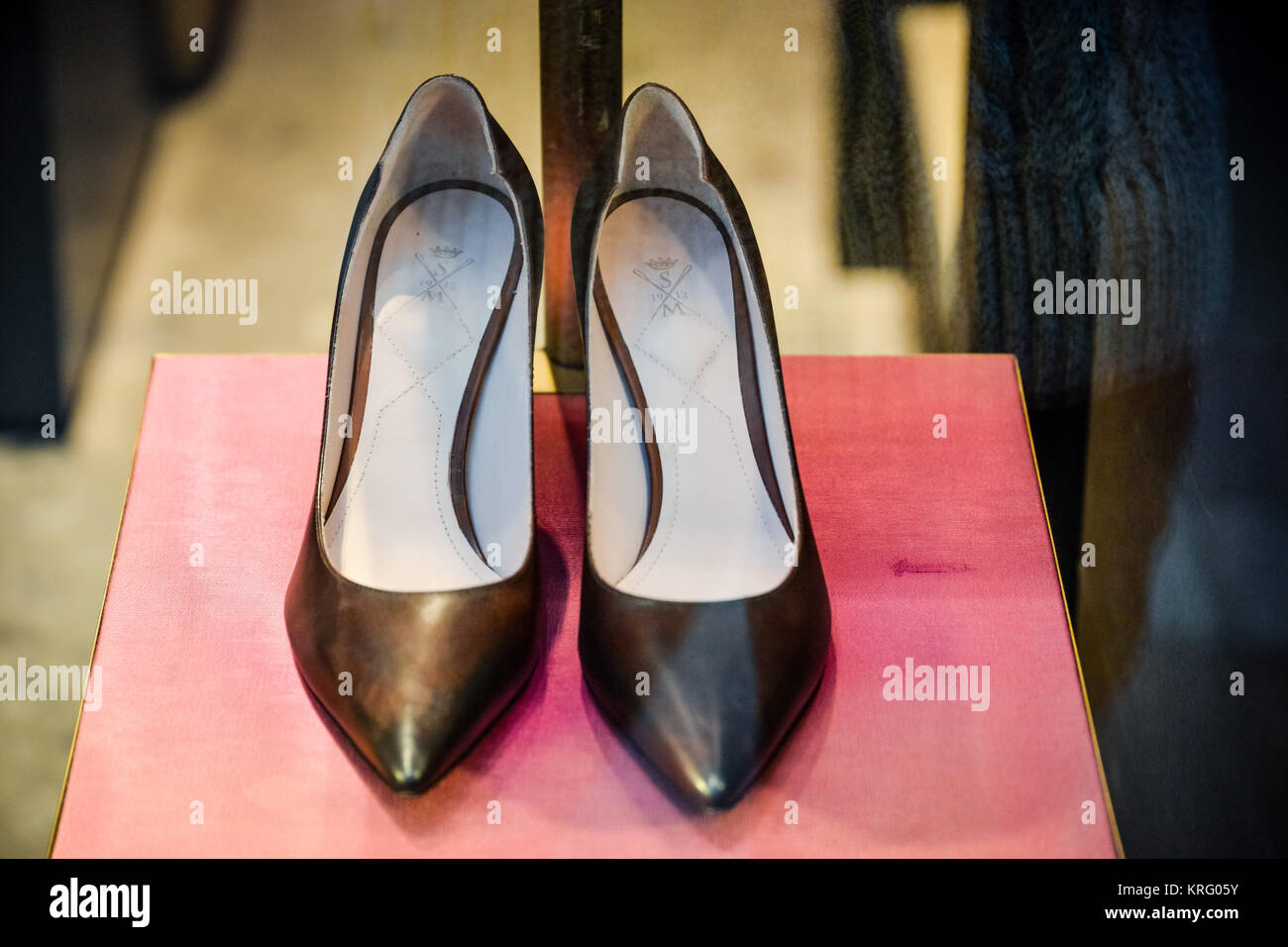 Milano, Italia - 24 Settembre 2017: Sutor Mantellassi scarpe in un negozio  a Milano. La settimana della moda di Sutor Mantellassi shopping Foto stock  - Alamy