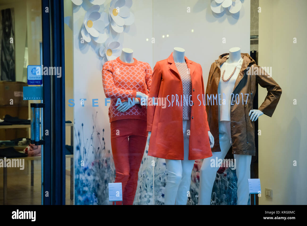 Lodi, Italia - 28 Febbraio 2017: vetrina di un negozio di Stefanel in Lodi  Primavera Estate 2017 collezione. Logo Stefanel Foto stock - Alamy