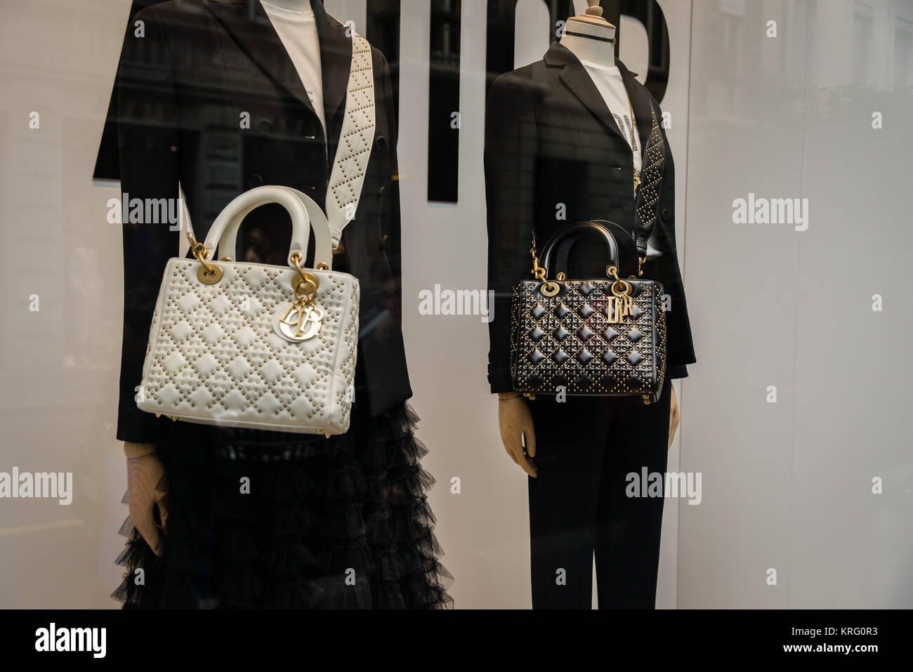 Milano, Italia - 28 Febbraio 2017: vetrina di un negozio Dior a Milano via  Montenapoleone. Dior borse Foto stock - Alamy