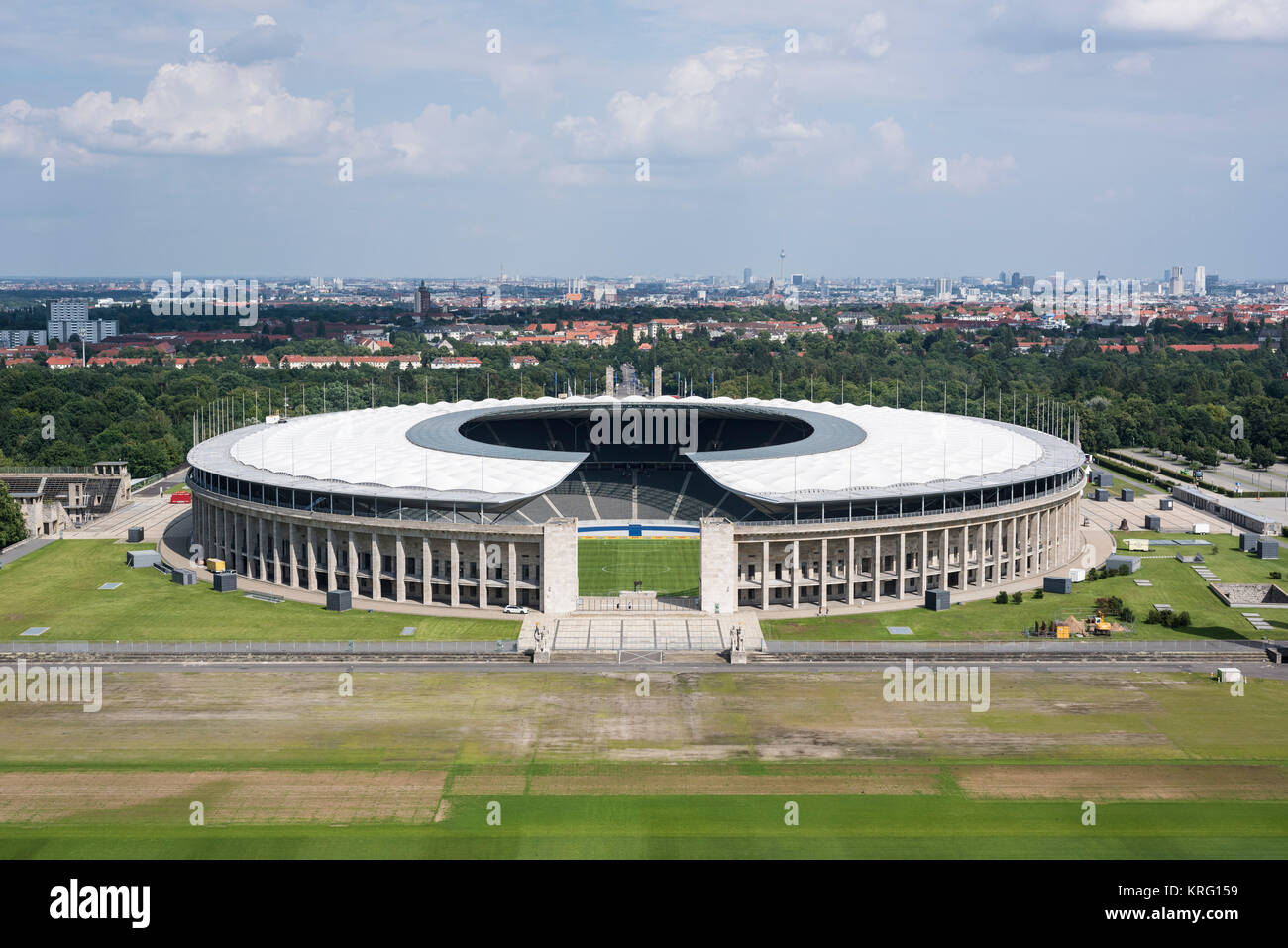 Berlino. Germania. Stadio Olimpico (Olympiastadion), originariamente progettato da Werner Marzo (1894-1976) per il 1936 Olimpiadi di estate. Foto Stock