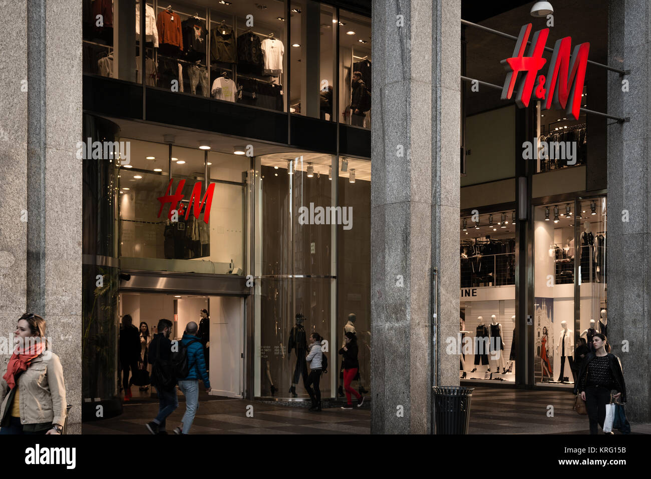 Milano, Italia - 9 Ottobre 2016: vetrina e ingresso di H&M negozio a  Milano, Italia. Pochi giorni dopo la settimana della moda milanese. Autunno  Inverno 2017 Raccolta Foto stock - Alamy