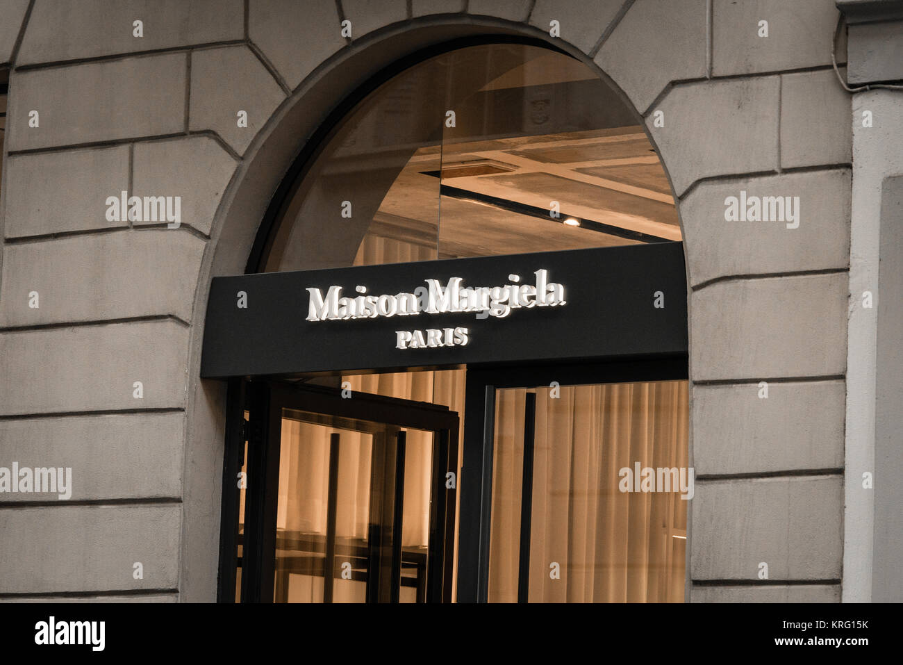 Milano, Italia - 8 Ottobre 2016: Finestra e ingresso di una Maison Margiela  negozio a Milano - area di Via Montenapoleone, Italia. Pochi giorni dopo la  Fashion Week di Milano Foto stock - Alamy