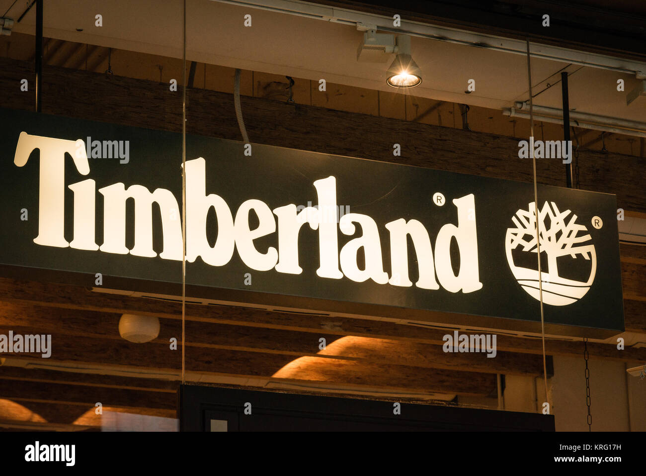 Milano, Italia - 8 Ottobre 2016: il logo di un negozio Timberland a Milano - area di Via Montenapoleone, Italia. Pochi giorni dopo la settimana della moda milanese. Autunno Inverno 2017 C Foto Stock
