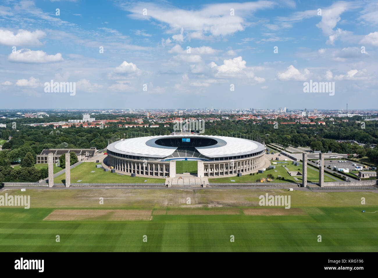 Berlino. Germania. Stadio Olimpico (Olympiastadion), originariamente progettato da Werner Marzo (1894-1976) per il 1936 Olimpiadi di estate. Foto Stock