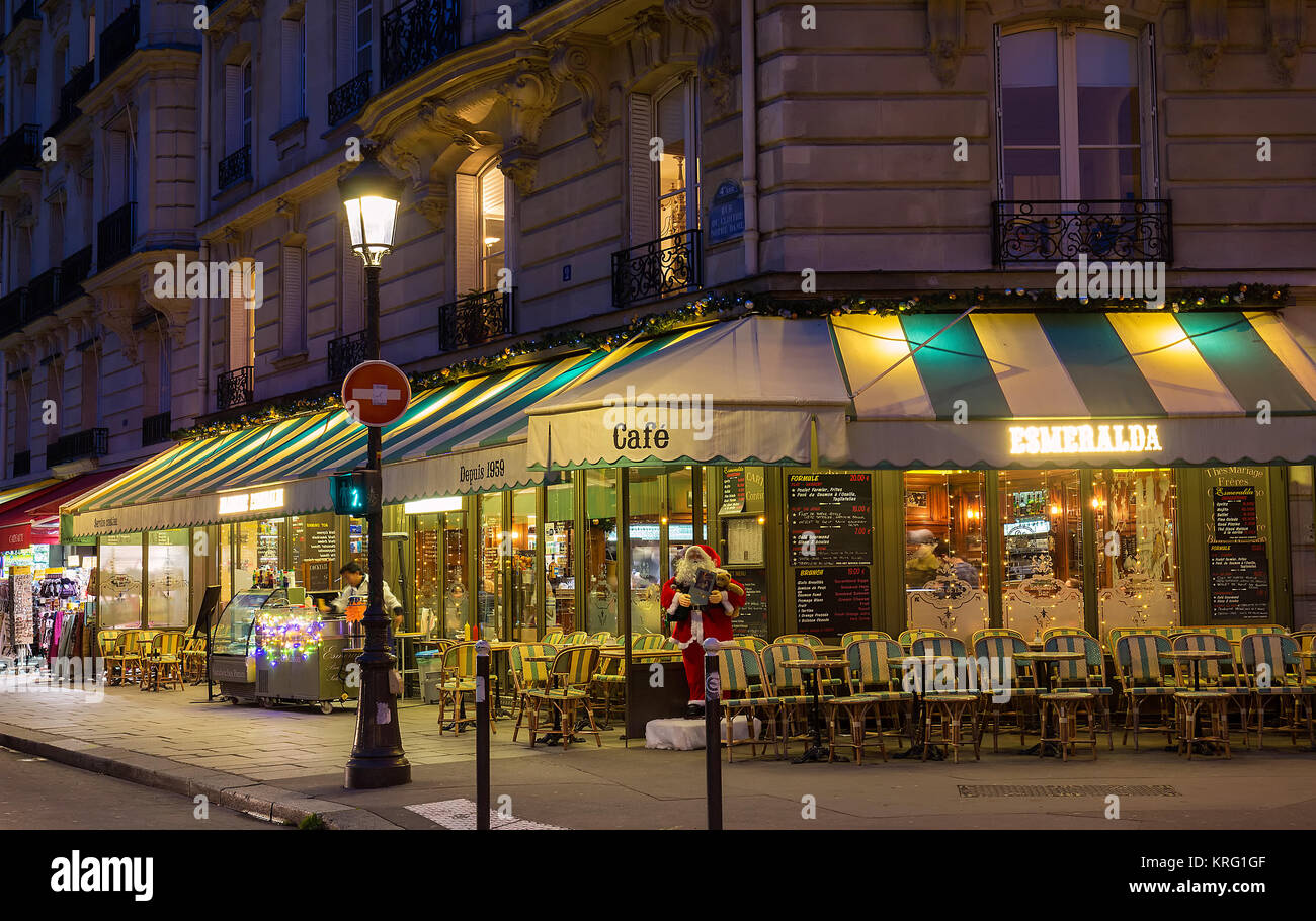 Il celebre Café Esmeralda decorato per il Natale si trova vicino alla cattedrale di Notre Dame di Parigi, Francia. Foto Stock