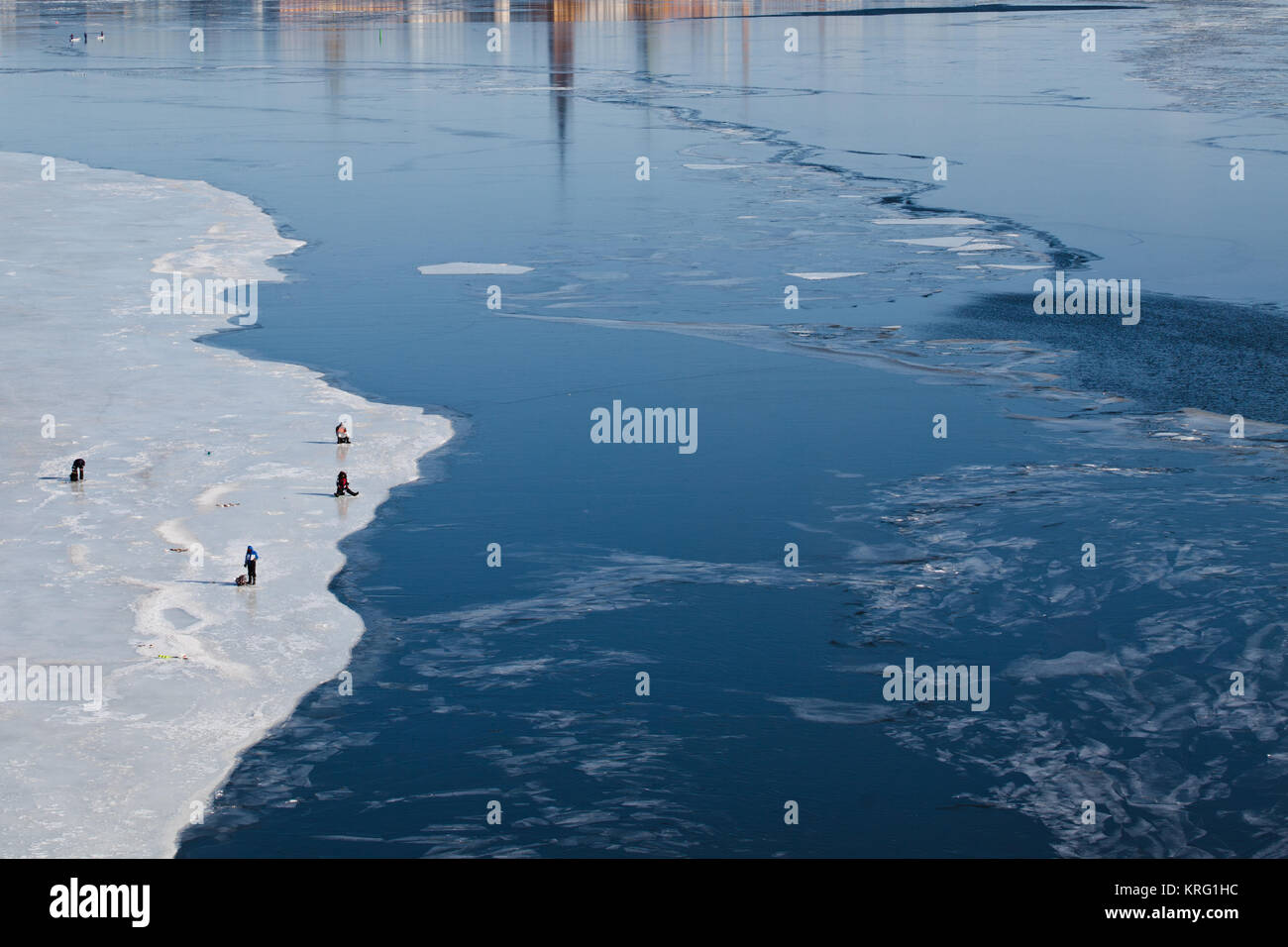 Pesca sul ghiaccio sulla congelati Riddarfjärden, Mälaren. Foto Stock