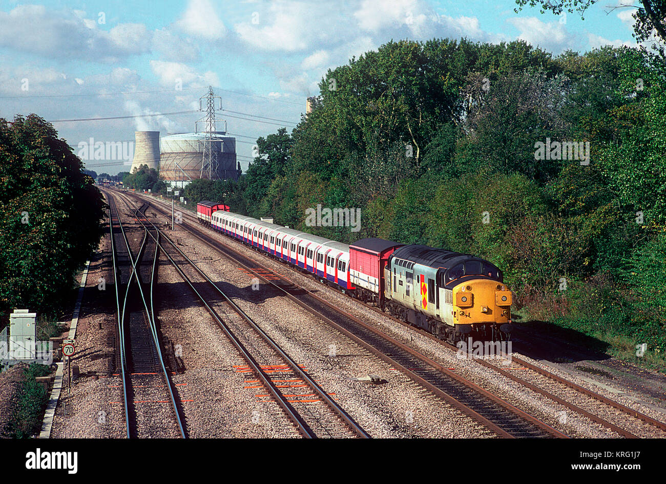 37068 con un treno di rinnovato London Underground tubo a sud di Moreton su Great Western Main Line. Il 16 ottobre 1993. Foto Stock