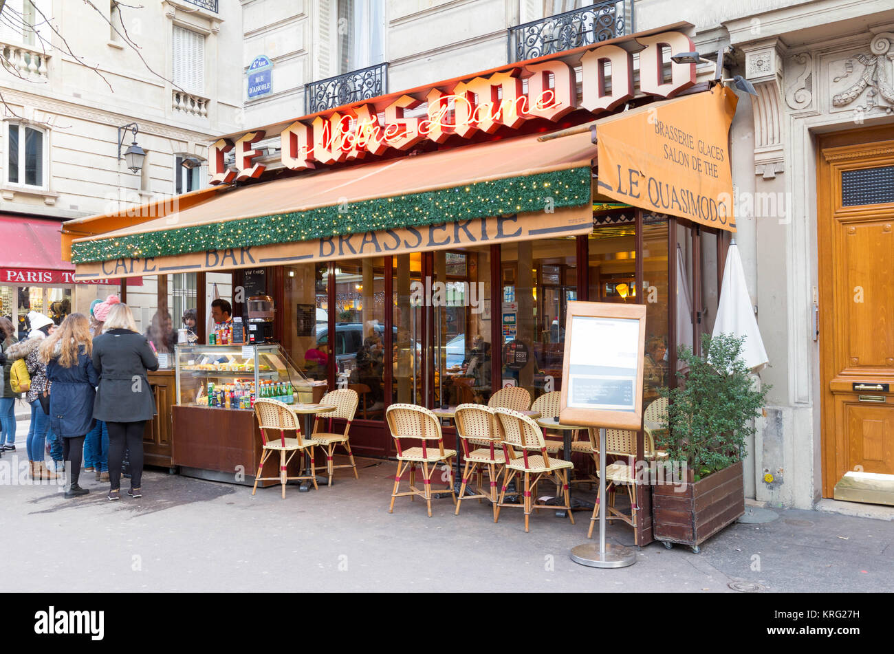 La tipica parigina cafe Le Quasimodo decorato per il Natale si trova vicino alla cattedrale di Notre Dame di Parigi, Francia. Foto Stock