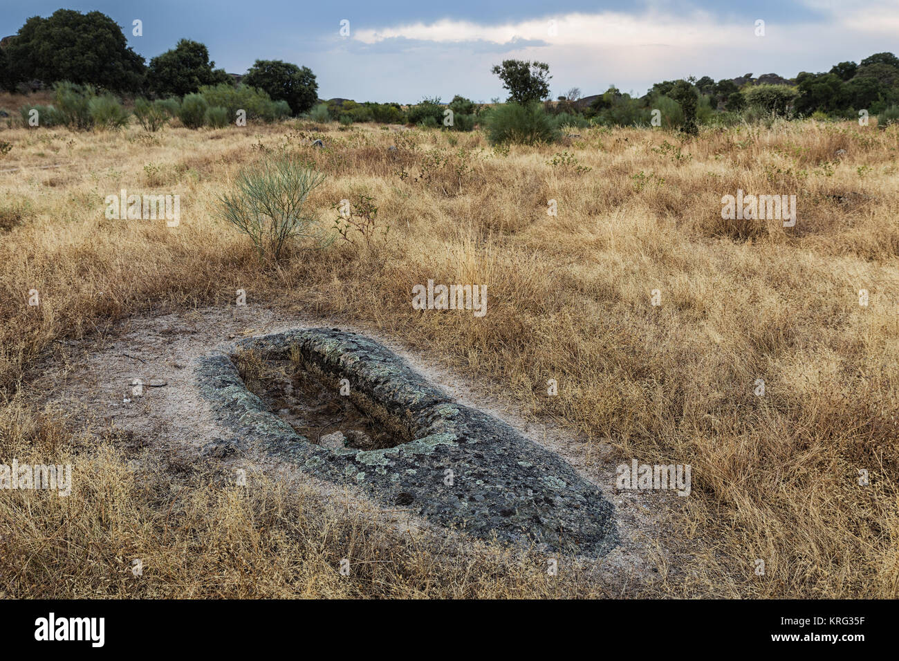 Paesaggio nel Barruecos Area naturale (Spagna). In primo piano vi è una tomba antropomorfa di diversi che esistono in questo settore. Sono arche Foto Stock