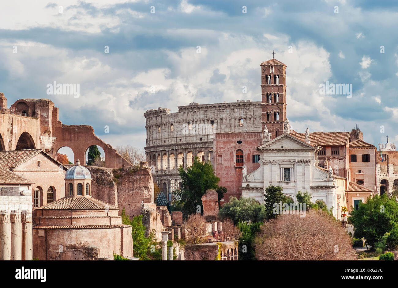 San Francesco della Chiesa di Roma e Colosseo rovine visto dal Campidoglio con belle nuvole Foto Stock