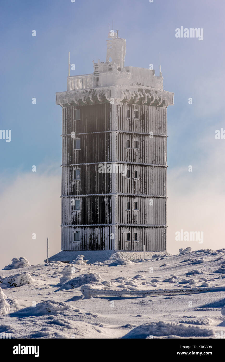 Brocken stazione meteo in inverno, Harz, Germania Foto Stock