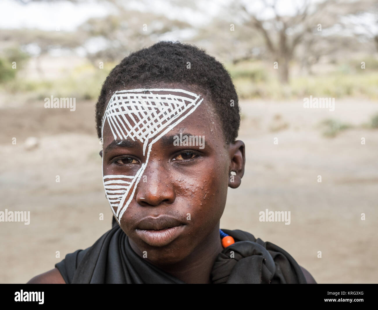 Giovani Massai guerriero con face painting, Tanzania Foto Stock