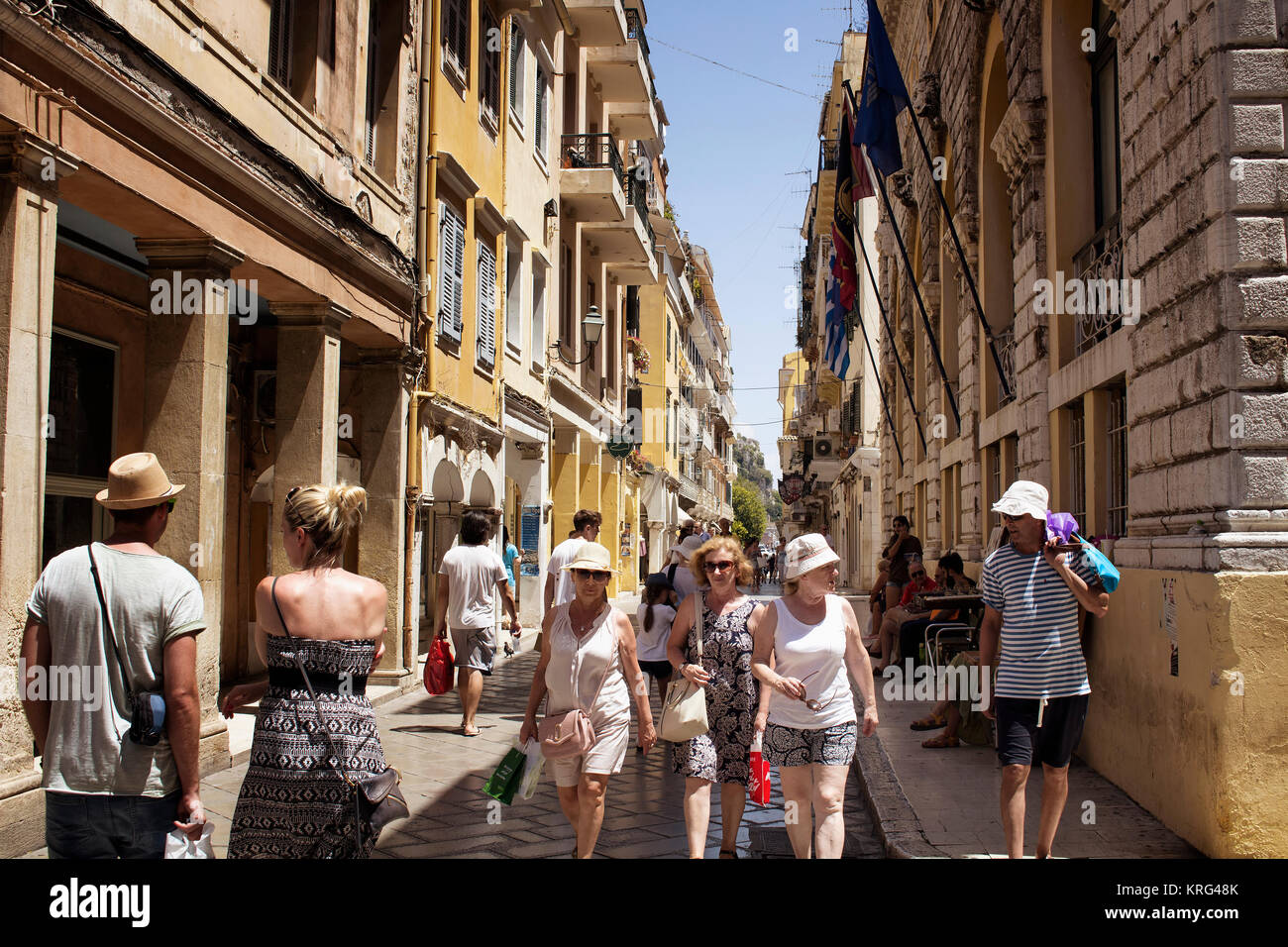 Vista di persone sulla strada dello shopping di Corfù (Corfu) comune. Si tratta di un'isola della Grecia a nord-ovest della costa del Mar Ionio. Patrimonio culturale riflette ye Foto Stock