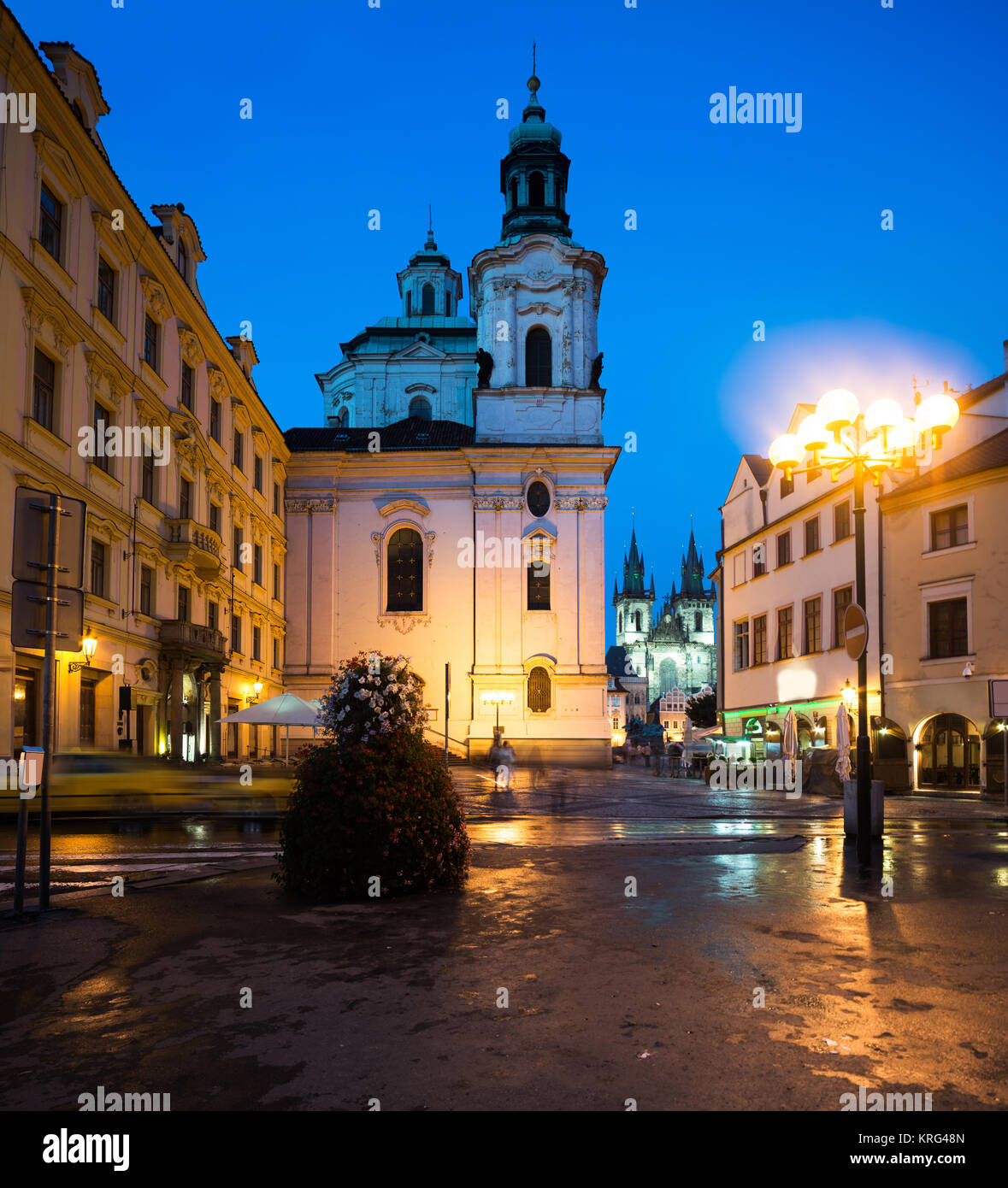 La Chiesa di San Nicola a Praga in serata Foto Stock