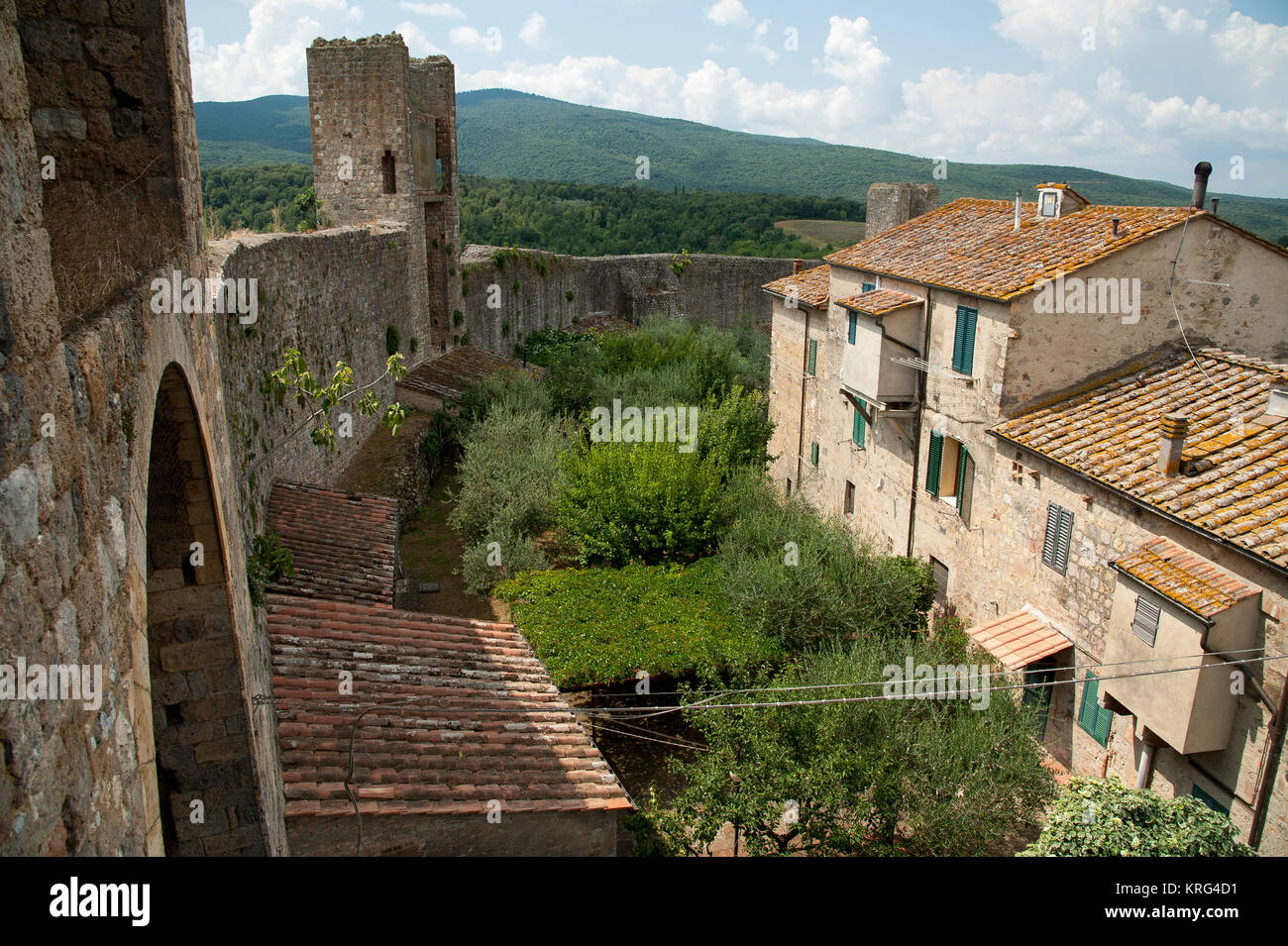 Borgo medioevale di Monteriggioni, Toscana, Italia, costruita dai senesi nel XIII secolo come una linea anteriore in conflitto con Firenze. 1 agosto 2016 © Wojci Foto Stock