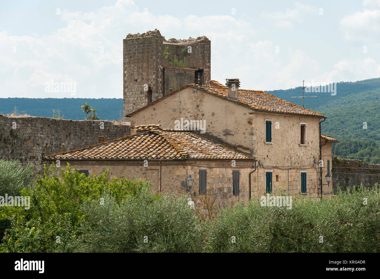 Borgo medioevale di Monteriggioni, Toscana, Italia, costruita dai senesi nel XIII secolo come una linea anteriore in conflitto con Firenze. 1 agosto 2016 © Wojci Foto Stock