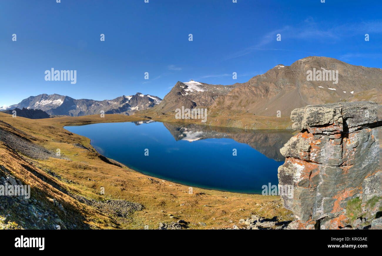 Lago di montagna nelle Alpi graian Foto Stock