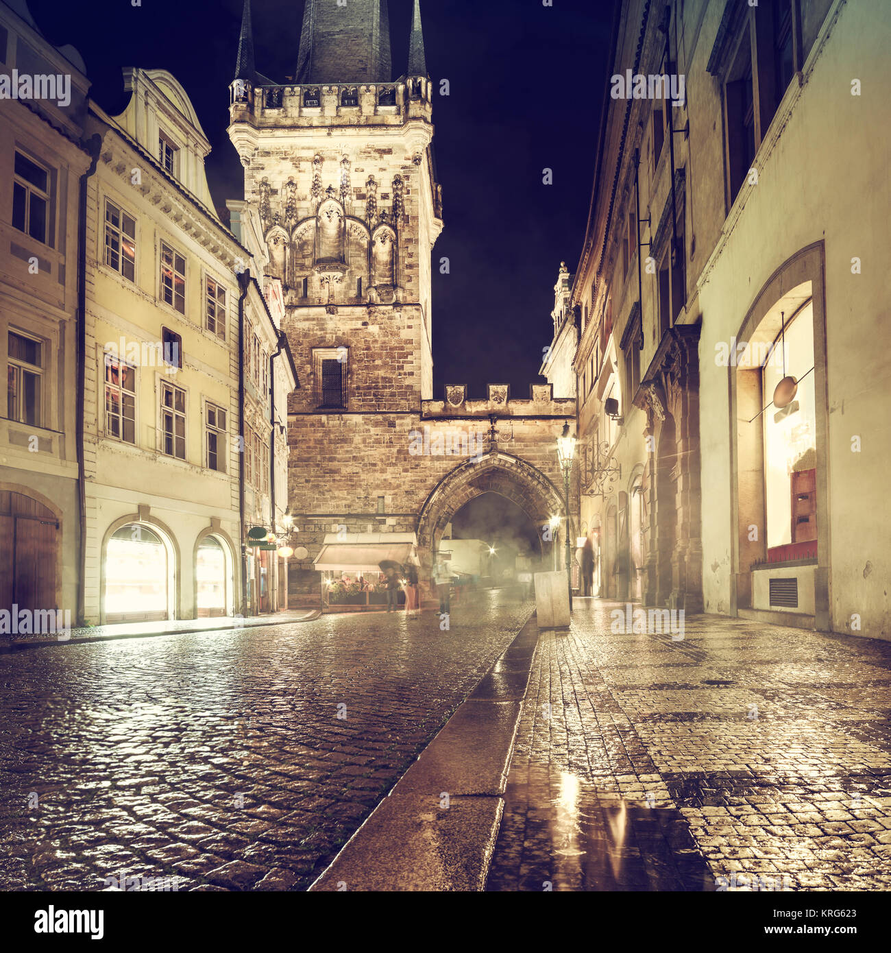 Charles Bridge Tower su una notte piovosa a Praga, Repubblica Ceca Foto Stock
