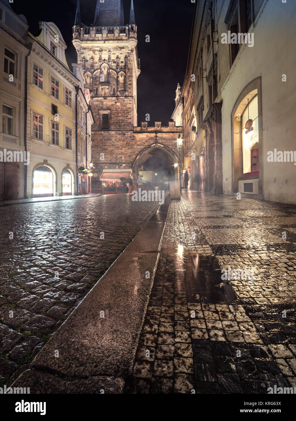 Charles Bridge Tower su una notte piovosa a Praga, Repubblica Ceca Foto Stock