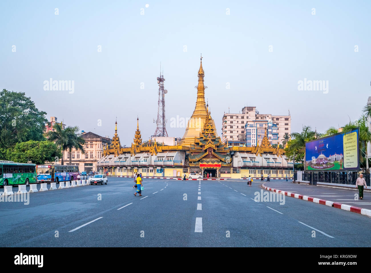 Sule Pagoda si trova nel centro di Yangon. in corrispondenza della giunzione di Sule Pagoda Road e Mahabandoola Road. Kyauktada Township. Yangon , Myanmar Foto Stock