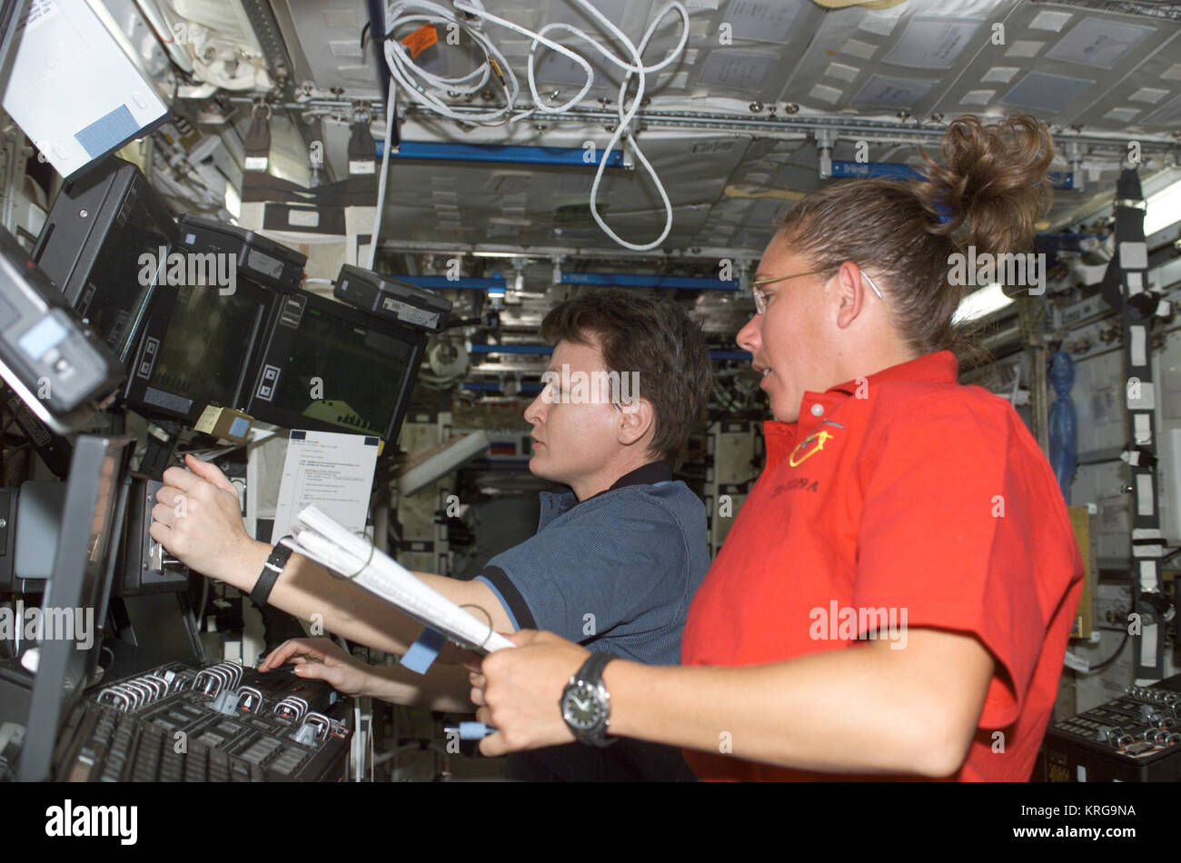 STS112 Whitson e Magnus azionare i comandi del Canadarm 2 Foto Stock