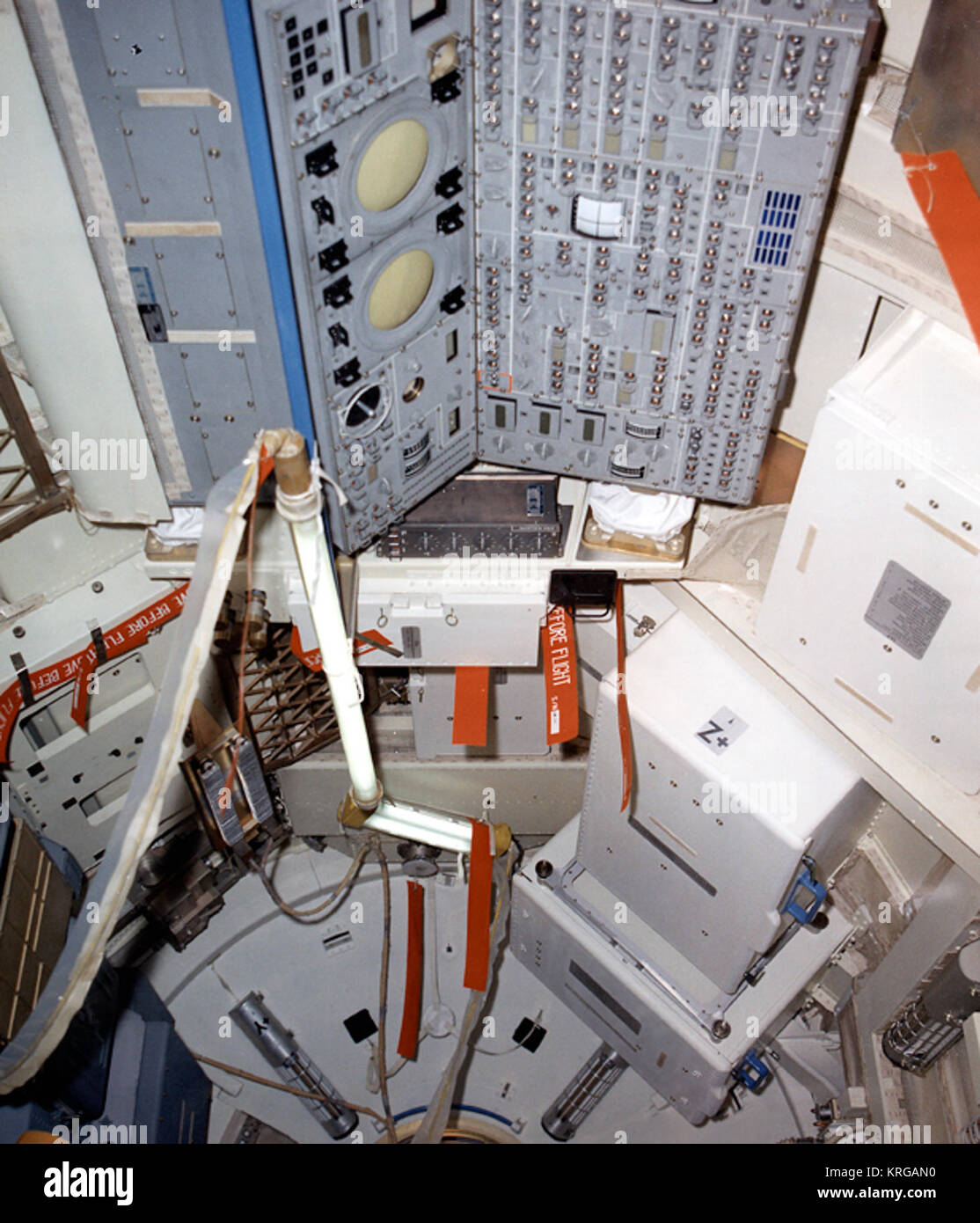 Intenal vista di MDA. Quadrante nella metà anteriore di MDA tra il-asse Y e Asse =asse z. (MIX FILE) Skylab multiple adattatore docking 7034693 Foto Stock