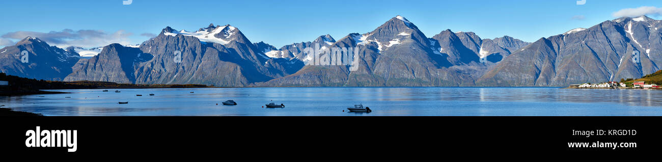 Panorama delle Alpi Lyngen oltre al fiordo di Lyngen, Troms, Norvegia. L a R Stovefjellet, Store Vaggastinden, Stortinden, Foto Stock