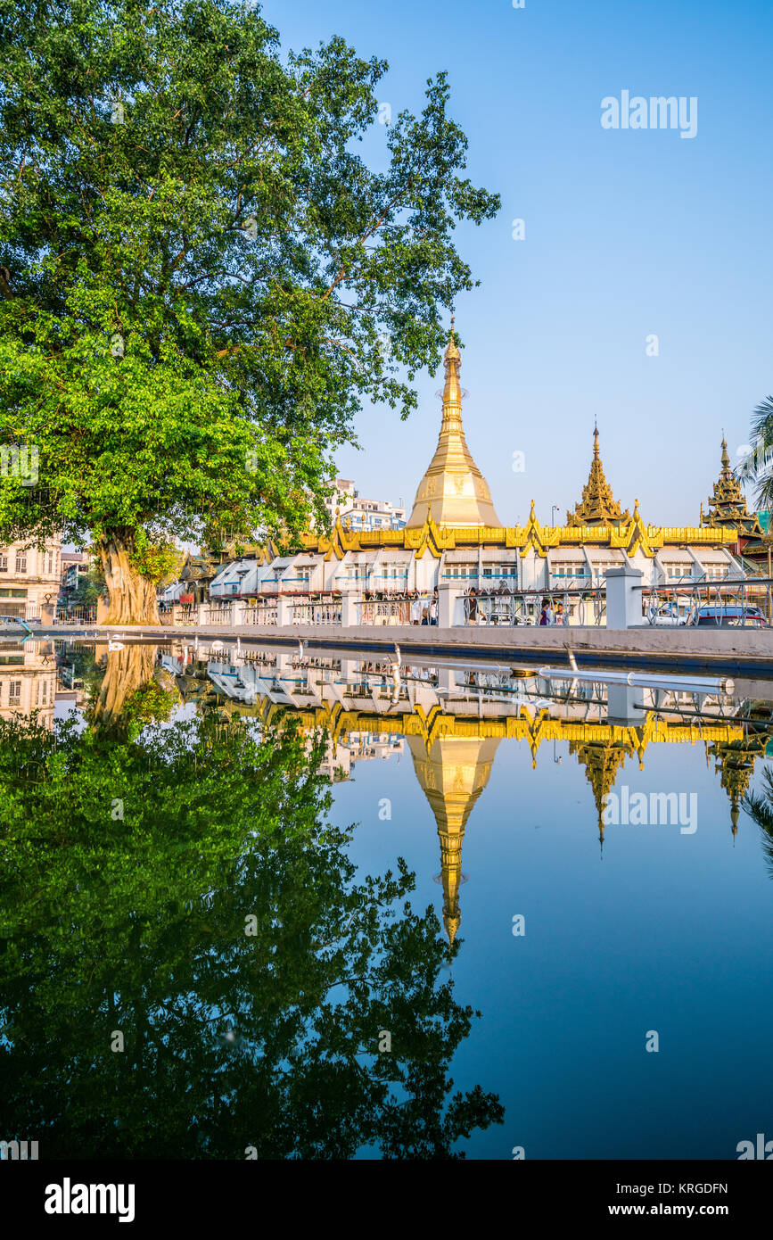Sule Pagoda si trova nel centro di Yangon. in corrispondenza della giunzione di Sule Pagoda Road e Mahabandoola Road. Kyauktada Township. Yangon , Myanmar Foto Stock