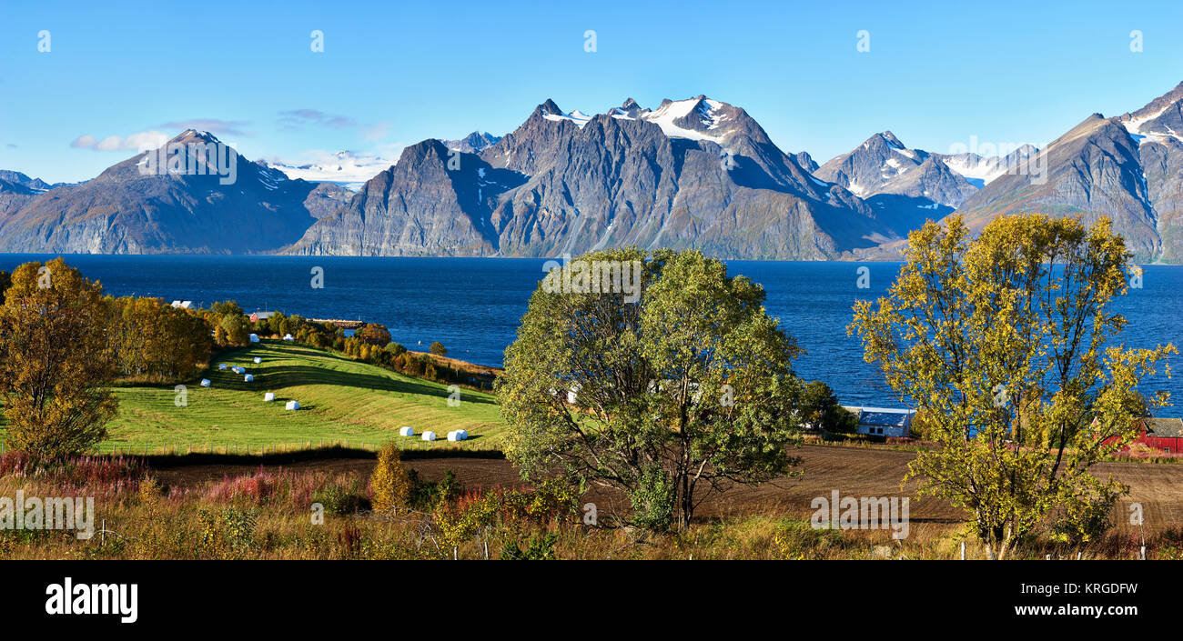 Stovefjellet delle Alpi Lyngen. Vista sul fiordo di Lyngen, Troms, Norvegia Foto Stock