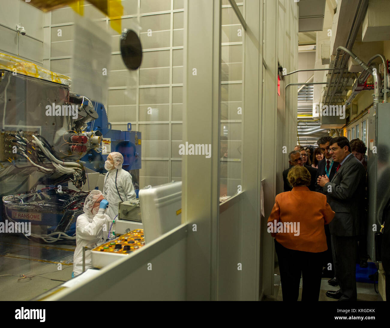 Amministratore della NASA Charles Bolden e Maryland Senatore Barbara Mikulski ricevere un briefing di arte Azarbarzin, project manager per il Global precipitazione misura (GPM) via satellite. GPM è una missione internazionale che fissano un nuovo standard per le misurazioni di precipitazione da spazio, fornendo la prossima generazione di osservazioni di pioggia e neve in tutto il mondo ogni tre ore. Bolden la visita Goddard era il primo dall'amministratore per un campo della NASA center dopo l'arresto del governo che ha bloccato la maggior parte dello spazio e le attività dell'agenzia da ottobre 1 -16, 2013. Credito:/NASA Goddard/Bill Hr Foto Stock Amministratore della NASA Charles Bolden e Maryland Senatore Barbara Mikulski ricevere un briefing di arte Azarbarzin, project manager per il Global precipitazione misura (GPM) via satellite. GPM è una missione internazionale che fissano un nuovo standard per le misurazioni di precipitazione da spazio, fornendo la prossima generazione di osservazioni di pioggia e neve in tutto il mondo ogni tre ore. Bolden la visita Goddard era il primo dall'amministratore per un campo della NASA center dopo l'arresto del governo che ha bloccato la maggior parte dello spazio e le attività dell'agenzia da ottobre 1 -16, 2013. Credito:/NASA Goddard/Bill Hr Foto Stock