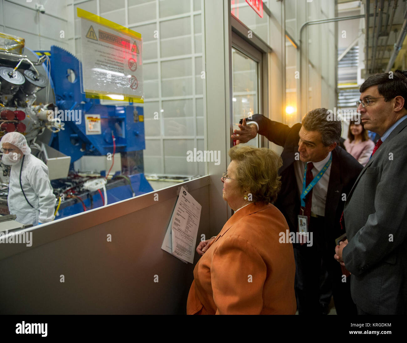 Amministratore della NASA Charles Bolden e Maryland Senatore Barbara Mikulski ricevere un briefing di arte Azarbarzin, project manager per il Global precipitazione misura (GPM) via satellite. GPM è una missione internazionale che fissano un nuovo standard per le misurazioni di precipitazione da spazio, fornendo la prossima generazione di osservazioni di pioggia e neve in tutto il mondo ogni tre ore. Bolden la visita Goddard era il primo dall'amministratore per un campo della NASA center dopo l'arresto del governo che ha bloccato la maggior parte dello spazio e le attività dell'agenzia da ottobre 1 -16, 2013. Credito:/NASA Goddard/Bill Hry Foto Stock Amministratore della NASA Charles Bolden e Maryland Senatore Barbara Mikulski ricevere un briefing di arte Azarbarzin, project manager per il Global precipitazione misura (GPM) via satellite. GPM è una missione internazionale che fissano un nuovo standard per le misurazioni di precipitazione da spazio, fornendo la prossima generazione di osservazioni di pioggia e neve in tutto il mondo ogni tre ore. Bolden la visita Goddard era il primo dall'amministratore per un campo della NASA center dopo l'arresto del governo che ha bloccato la maggior parte dello spazio e le attività dell'agenzia da ottobre 1 -16, 2013. Credito:/NASA Goddard/Bill Hry Foto Stock