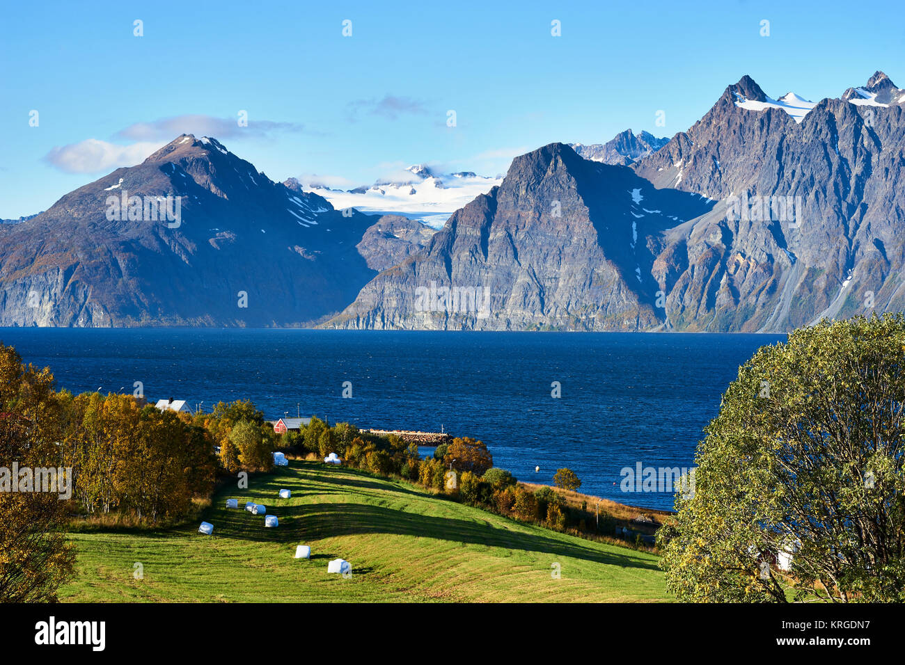Alpi Lyngen. Vista sul fiordo di Lyngen, Troms, Norvegia Foto Stock