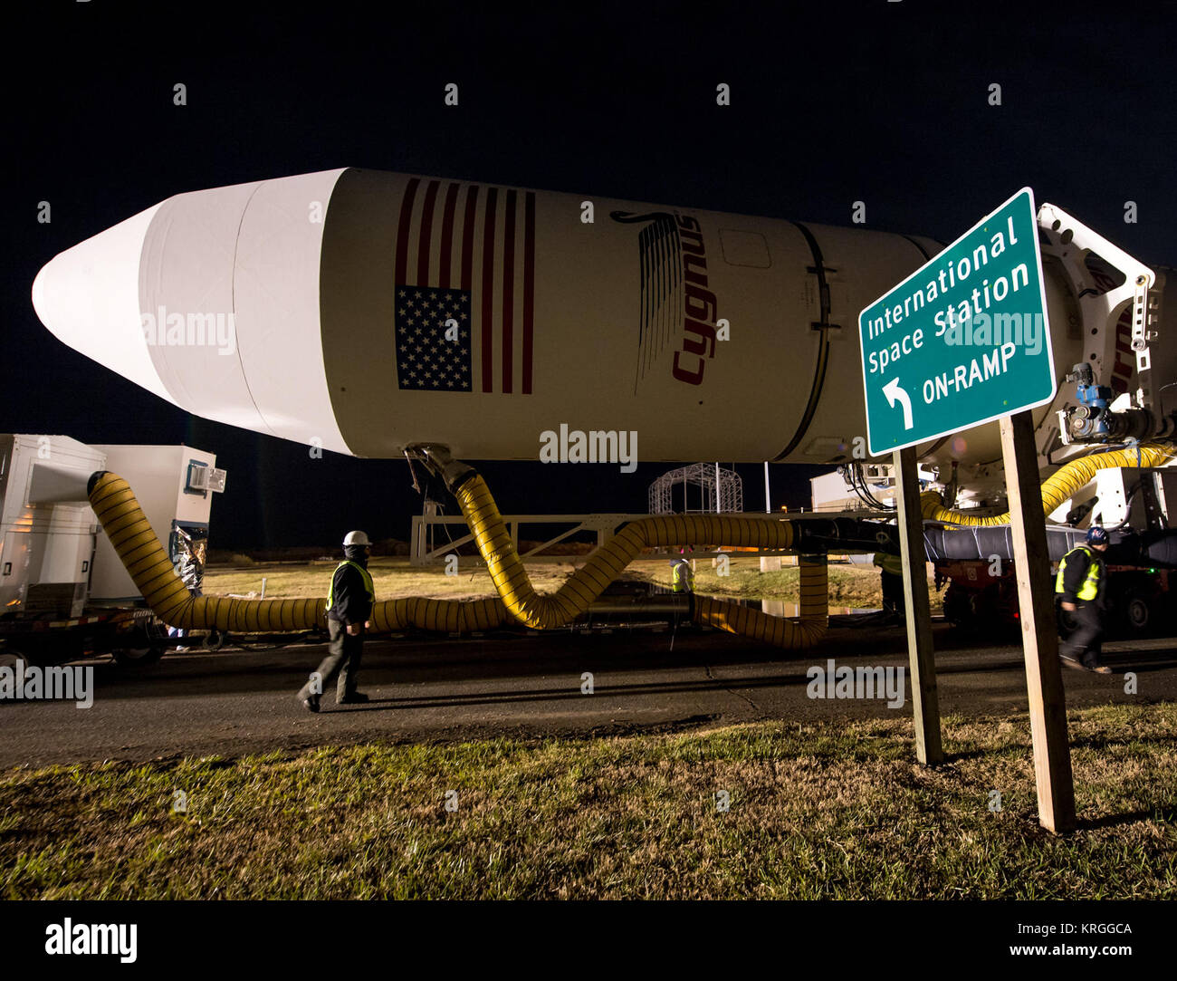 Un Orbital Science Corporation Antares rocket è visto come si è esteso a Launch Pad-0A in corrispondenza di NASA Wallops Flight Facility Martedì, Dicembre 16, 2013 in anticipo di un lancio Giovedì, Wallops Island, VA. L'Antares lancerà un Cygnus navicella spaziale su una nave da trasporto di rialimentazione missione alla stazione spaziale internazionale. L'orbitale-1 missione è Orbital Sciences" primo contratto consegna merci volo verso la stazione spaziale della NASA. Tra il carico a bordo di Cygnus impostato per avviare per la stazione spaziale sono esperimenti scientifici, equipaggio disposizioni, parti di ricambio e altro hardware. Il lancio è previsto per il 9:19 p.m. E Foto Stock