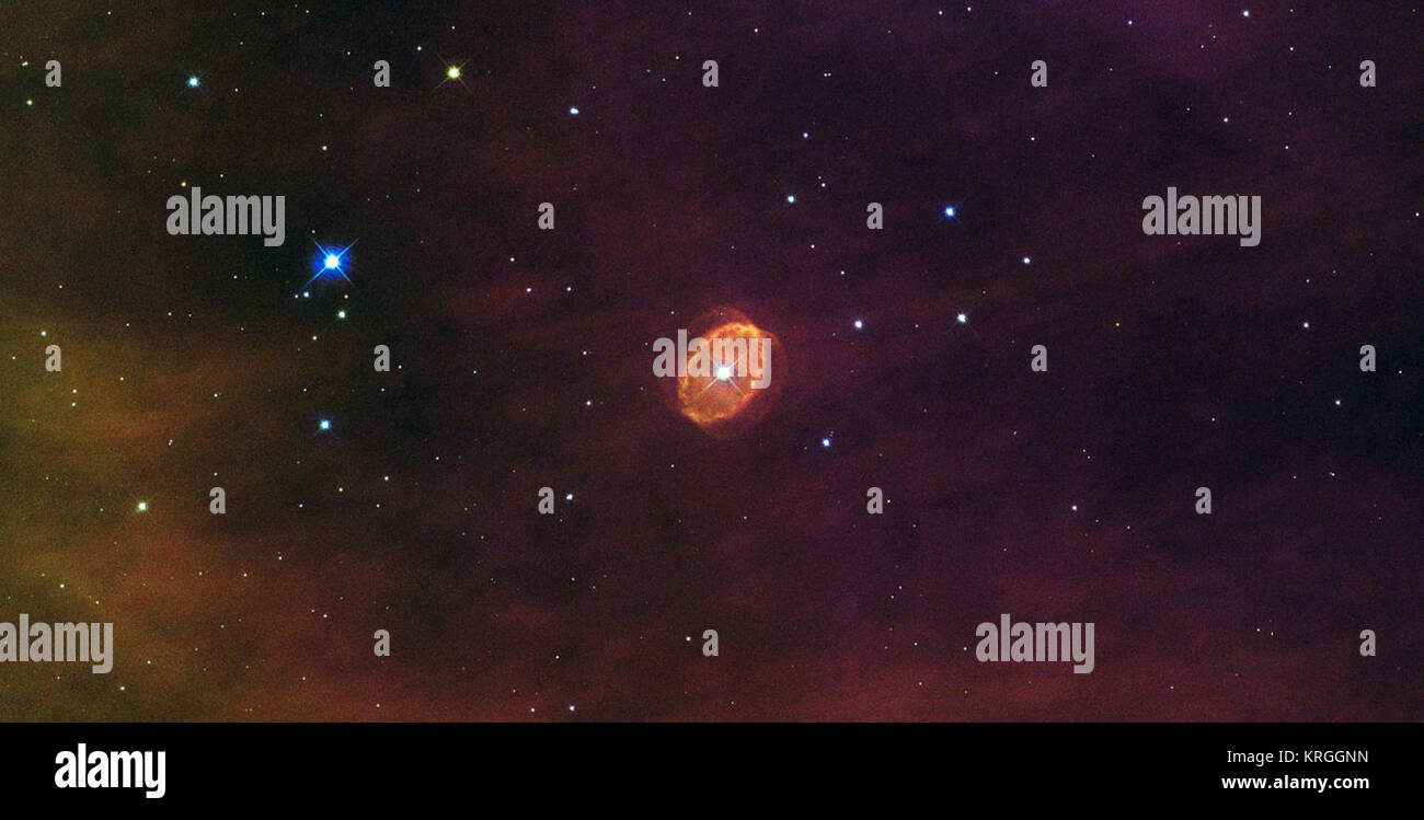 Floating al centro di questa nuova immagine di Hubble è un viola lidless eye, fissando torna a noi attraverso lo spazio. Questo oggetto etereo, ufficialmente noto come [SBW2007] 1 ma talvolta soprannominato SBW1, è una nebulosa con un gigante di star al suo centro. La stella è stato originariamente venti volte più massiccia rispetto il nostro sole e ora è racchiuso in un anello di vorticazione del gas di porpora, resti di epoca lontana quando essa rigetta i suoi strati esterni tramite violente pulsazioni e venti. Ma la stella non è una stella; gli scienziati dicono che è destinato ad andare supernova! 26 anni fa, un'altra stella con sorprendenti analogie è andato su Foto Stock