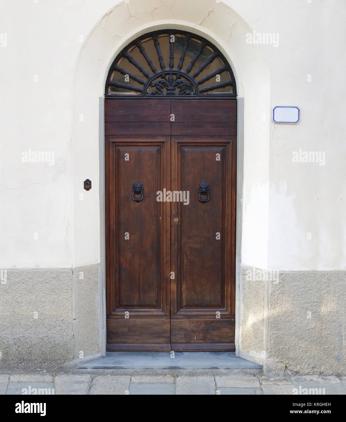 Antica porta in legno con cerniere e respingente ferro battuto artigianato Foto Stock