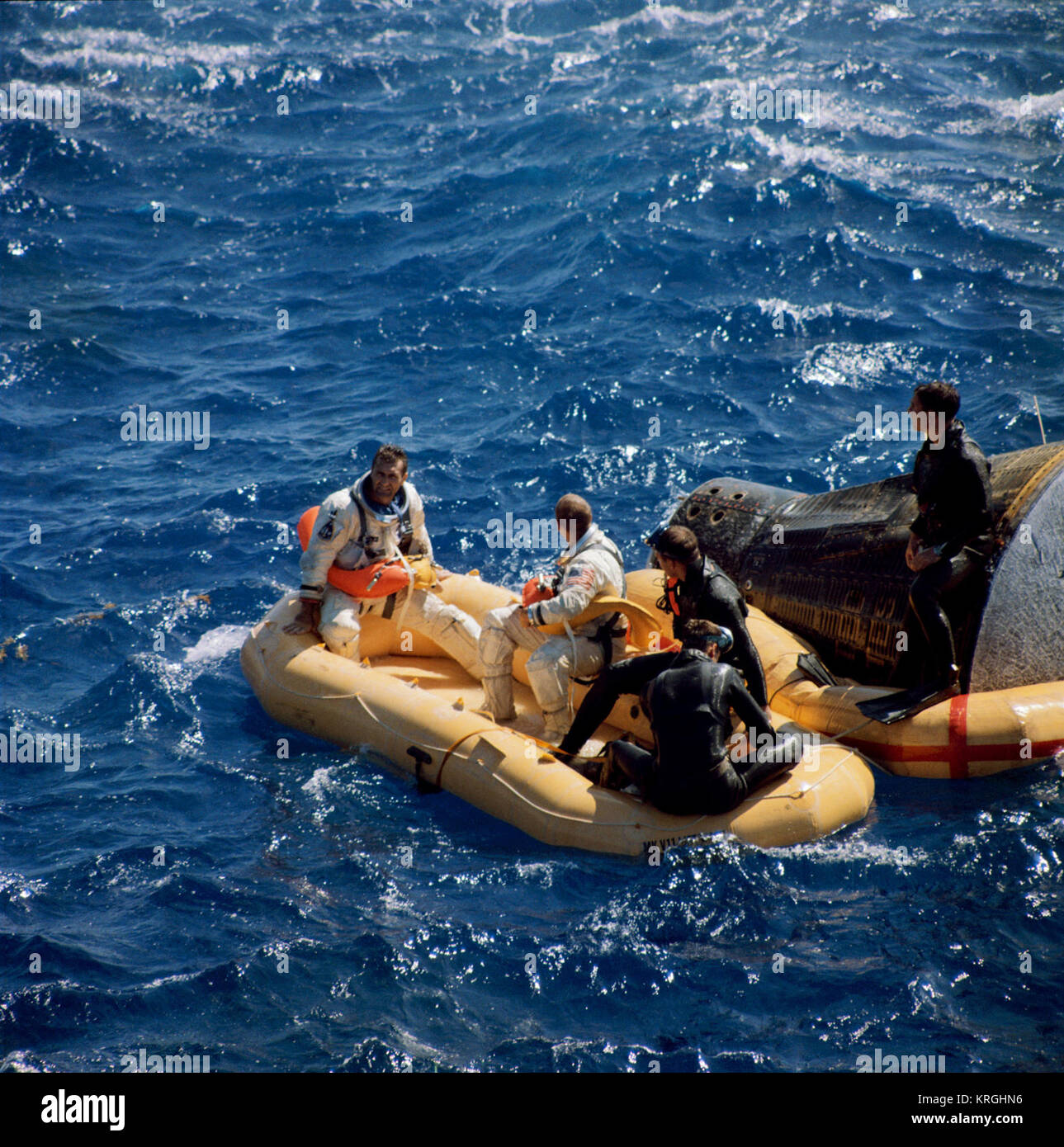 Gli astronauti Richard Gordon e Pete Conrad sit in zattera di salvataggio mentre in attesa di prelievo da un elicottero Foto Stock