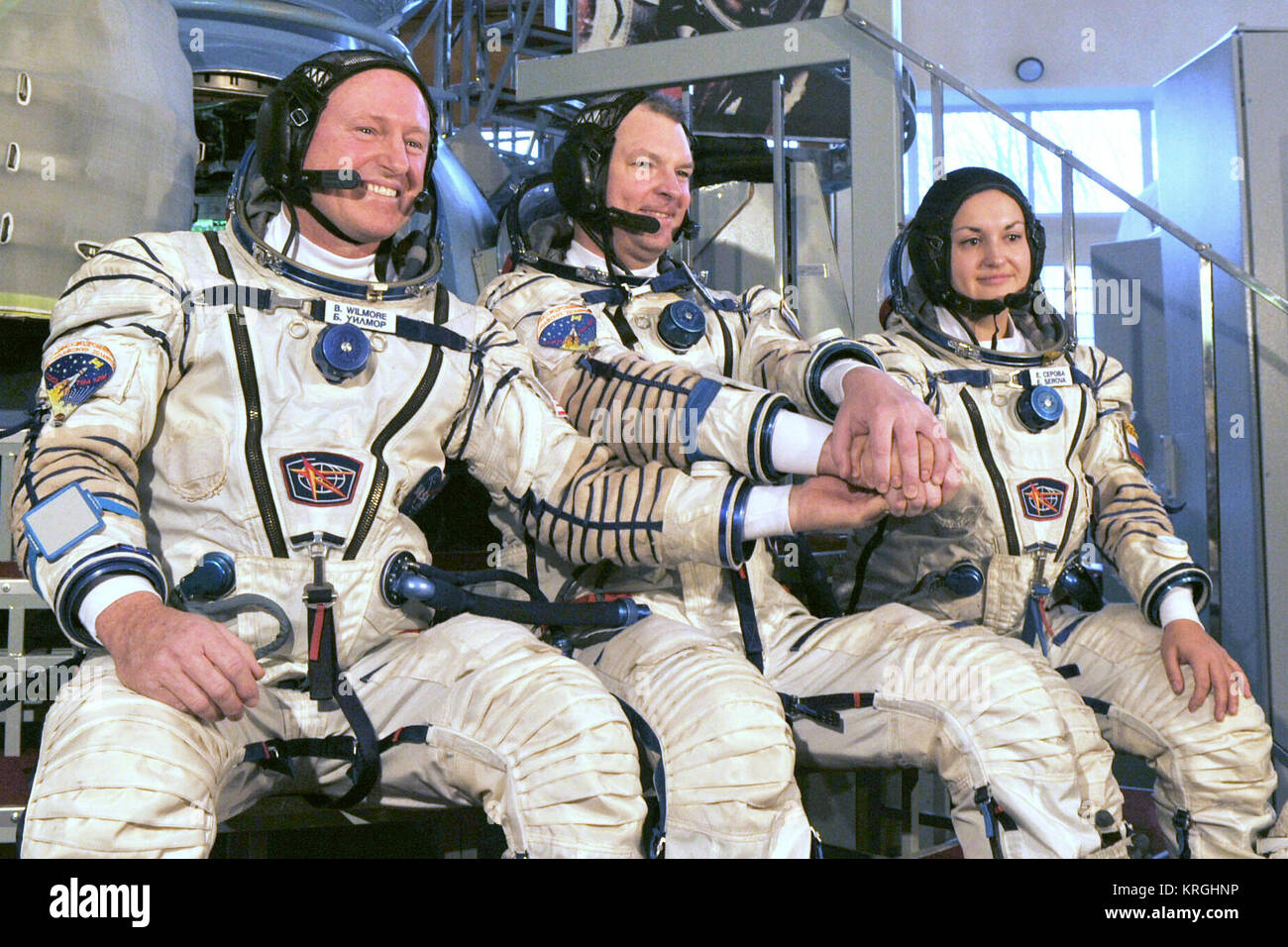 Al Gagarin Cosmonaut Training Center nella città delle stelle, Russia, Expedition 39/40 equipaggi di backup Barry Wilmore della NASA (sinistra), Soyuz Commander Alexander Samokutyaev di Roscosmos (centro) e tecnico di volo Elena Serova di Roscosmos (destra) stringo mani all'inizio del primo giorno di esami di qualifica Marzo 4. Il primo equipaggio - Steve Swanson della NASA e Alexander Skvortsov e Oleg Artemyev di Roscosmos si stanno preparando a lanciare alla Stazione Spaziale Internazionale dal cosmodromo di Baikonur in Kazakistan il 26 marzo, il kazako tempo, nella loro Soyuz TMA-12M veicolo spaziale per un periodo di sei mesi di missione. N Foto Stock Al Gagarin Cosmonaut Training Center nella città delle stelle, Russia, Expedition 39/40 equipaggi di backup Barry Wilmore della NASA (sinistra), Soyuz Commander Alexander Samokutyaev di Roscosmos (centro) e tecnico di volo Elena Serova di Roscosmos (destra) stringo mani all'inizio del primo giorno di esami di qualifica Marzo 4. Il primo equipaggio - Steve Swanson della NASA e Alexander Skvortsov e Oleg Artemyev di Roscosmos si stanno preparando a lanciare alla Stazione Spaziale Internazionale dal cosmodromo di Baikonur in Kazakistan il 26 marzo, il kazako tempo, nella loro Soyuz TMA-12M veicolo spaziale per un periodo di sei mesi di missione. N Foto Stock