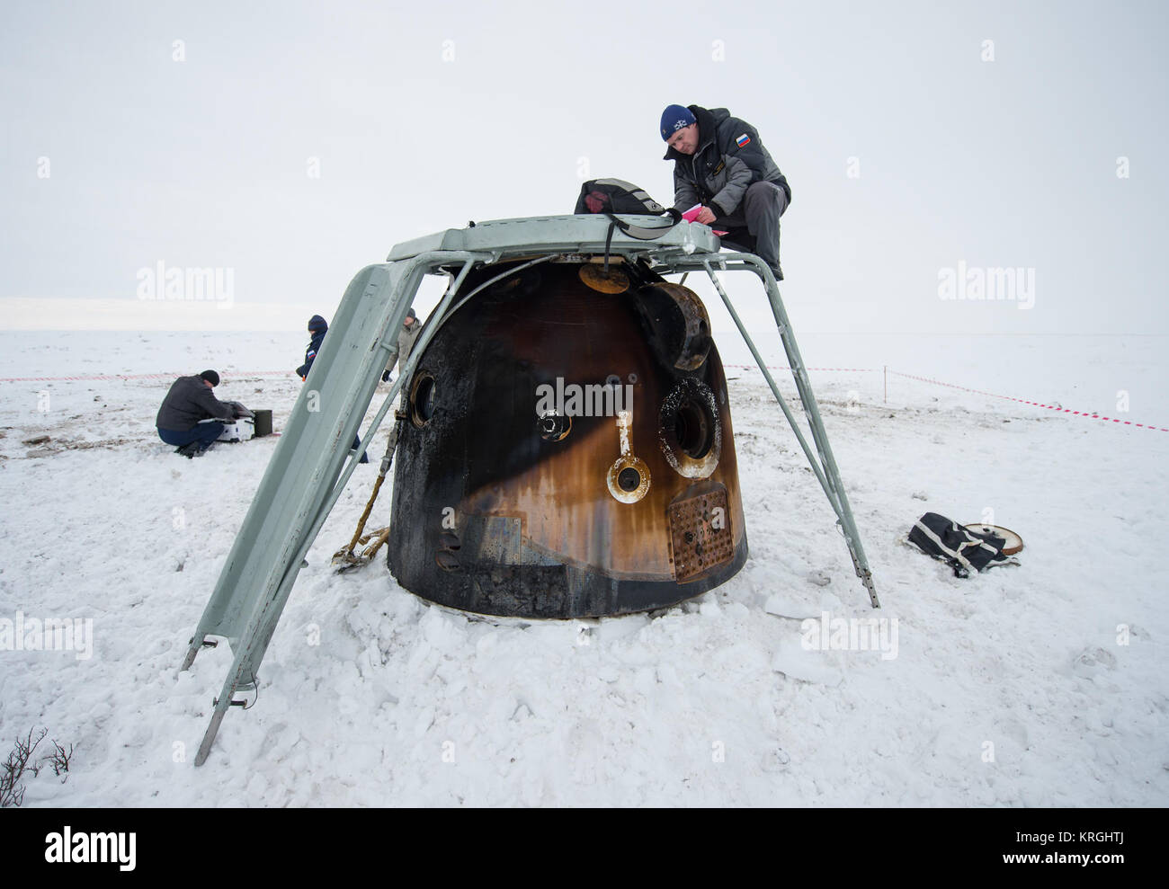 Documenti tecnici di carico come esso è scaricato dalla Soyuz TMA-10M dopo il veicolo spaziale è atterrato con spedizione 38 comandante Oleg Kotov di l'agenzia Spaziale Federale Russa Roscosmos, e gli ingegneri di volo: Mike Hopkins della NASA e Sergey Ryazanskiy di Roscosmos, vicino alla città di Zhezkazgan, Kazakistan Martedì, Marzo 11, 2014. Hopkins, Kotov e Ryazanskiy è tornato a terra dopo cinque mesi e mezzo a bordo della Stazione spaziale internazionale dove sono serviti come membri della spedizione 37 e 38 equipaggi. Photo credit: (NASA/Bill Ingalls) Disimballaggio del carico da Expedition 38 Soyuz sbarco Foto Stock