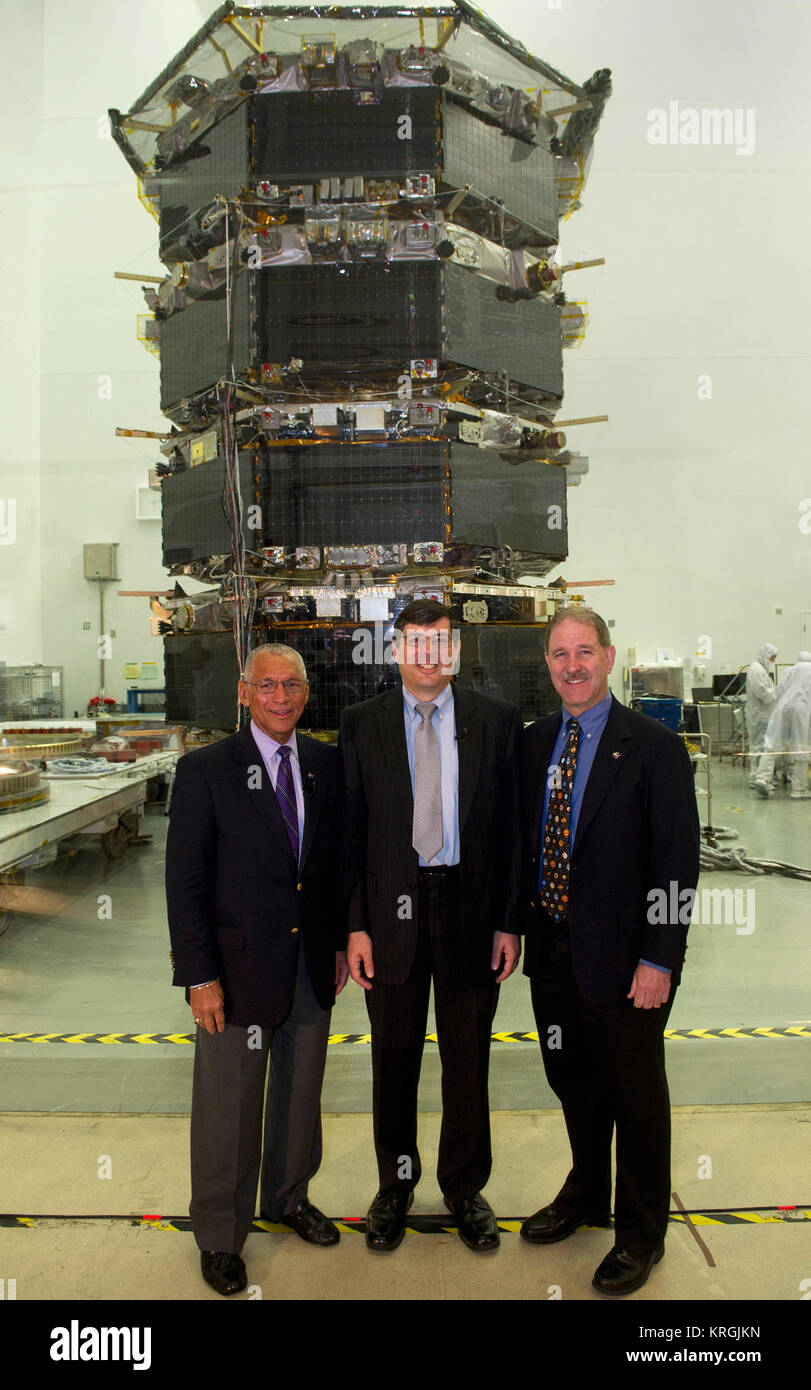 Amministratore della NASA Charles Bolden ha ottenuto una prima mano guardare il lavoro che viene fatto su quattro multiscala Magnetospheric (MMS) veicolo spaziale durante la sua visita all'agenzia di Goddard Space Flight Center in Greenbelt, Maryland, il 12 maggio. Distanza di 20 piedi alto all'interno di un Goddard camera pulita, la navicella spaziale sono stati nel loro 'quattro-stack' Formazione, simile al modo in cui essi saranno disposti all'interno del veicolo di lancio. Il veicolo spaziale MMS recentemente completato i test di vibrazione. Con MMS come sfondo, Bolden e Goddard centro il Direttore Chris Scolese discusso la missione, test a terra e i preparativi per il lancio con pr Foto Stock