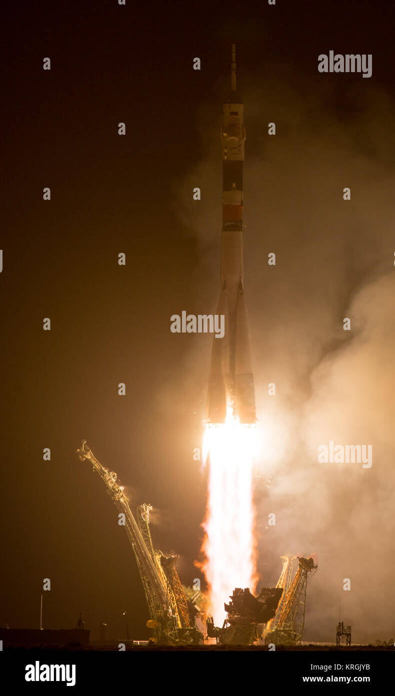 Il Soyuz TMA-13M razzo viene lanciato con spedizione 40 Soyuz Commander Maxim Suraev, l'agenzia Spaziale Federale Russa Roscosmos,, Tecnico di volo Alexander Gerst, dell'Agenzia spaziale europea ESA e tecnico di volo Reid Wiseman della NASA, giovedì, 29 maggio 2014 presso il cosmodromo di Baikonur in Kazakistan. Suraev, Gerst e Wiseman permetterà di trascorrere i prossimi cinque mesi e mezzo a bordo della Stazione Spaziale Internazionale. Photo credit: (NASA/Joel Kowsky) Expedition 40 di lancio (201405290001HQ) Foto Stock