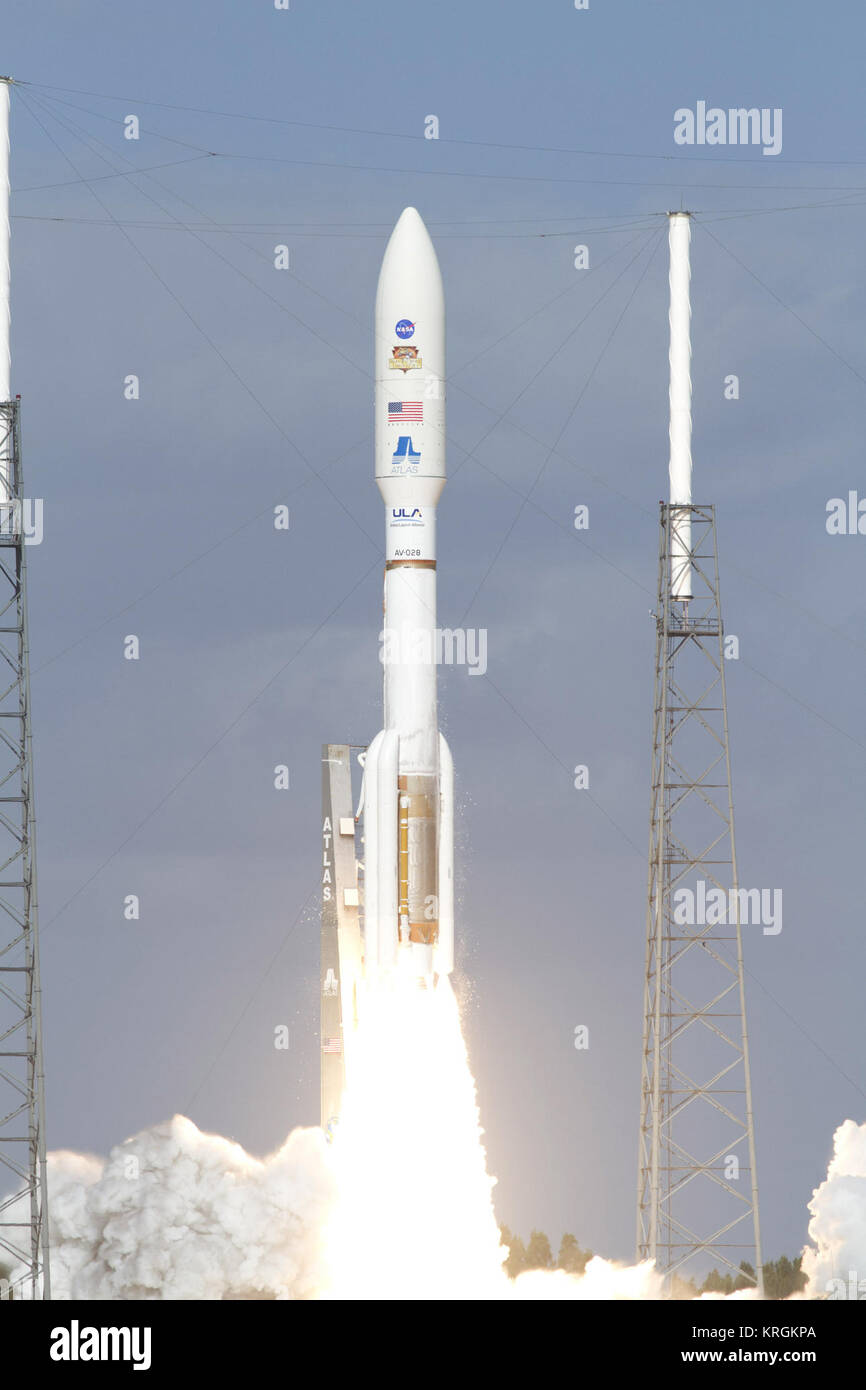 Atlas V 541 lascia Launch Complex 41 battenti tra le torri parafulmini Foto Stock